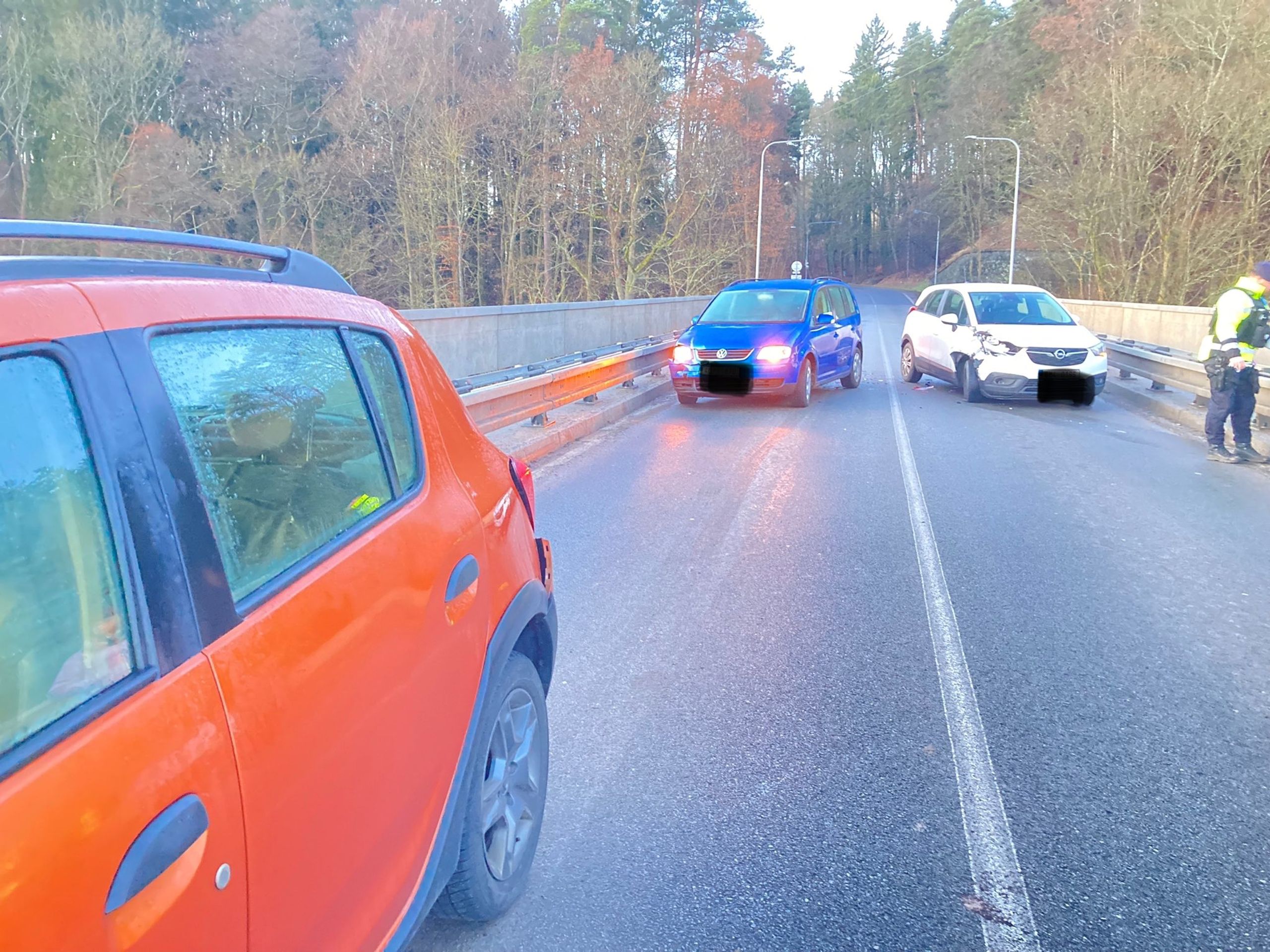 Dopravní nehoda - Náledí komplikuje dopravu (11/12)