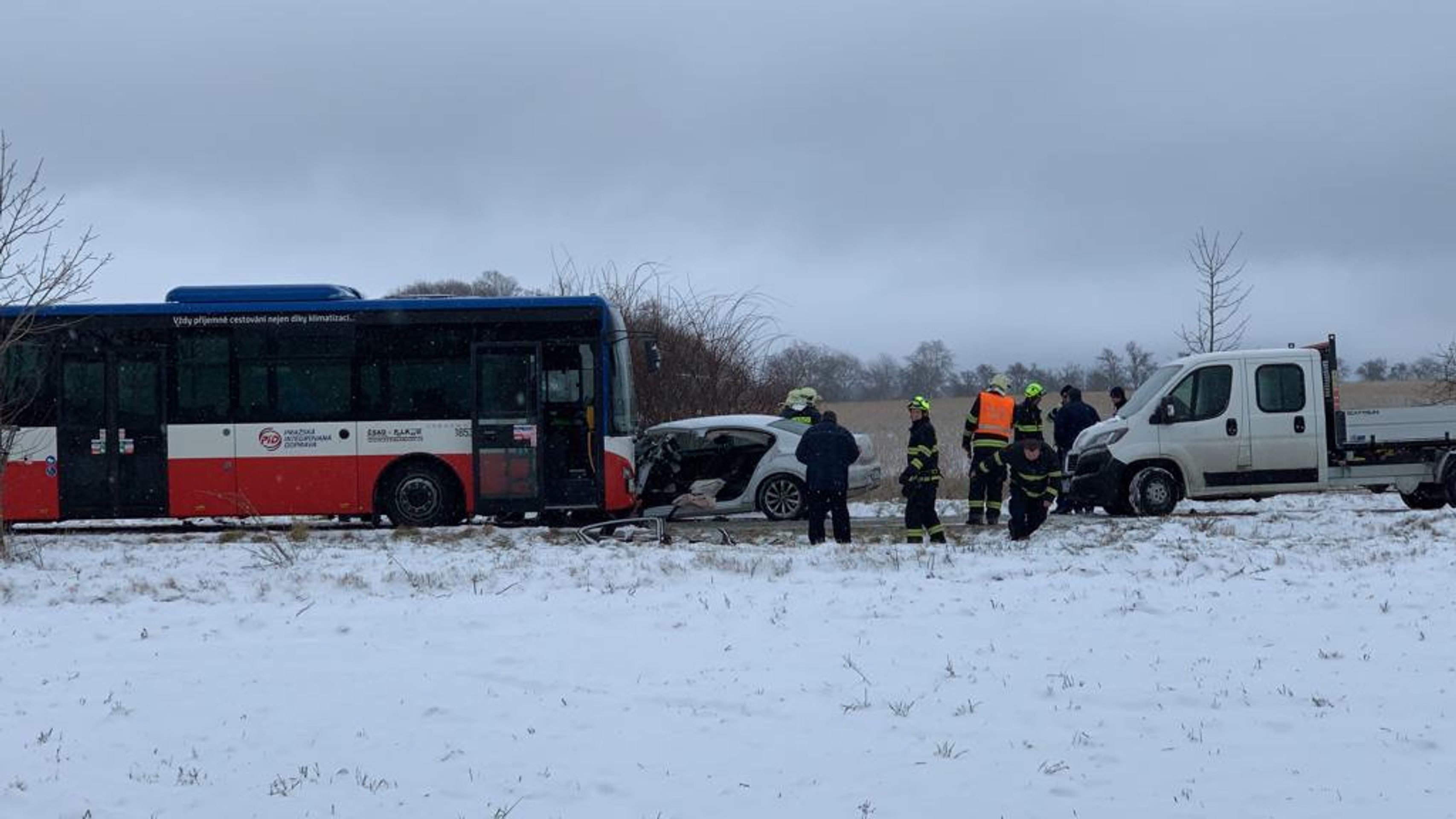 Nehoda na Kolínsku - GALERIE: Srážka auta a autobusu (6/6)