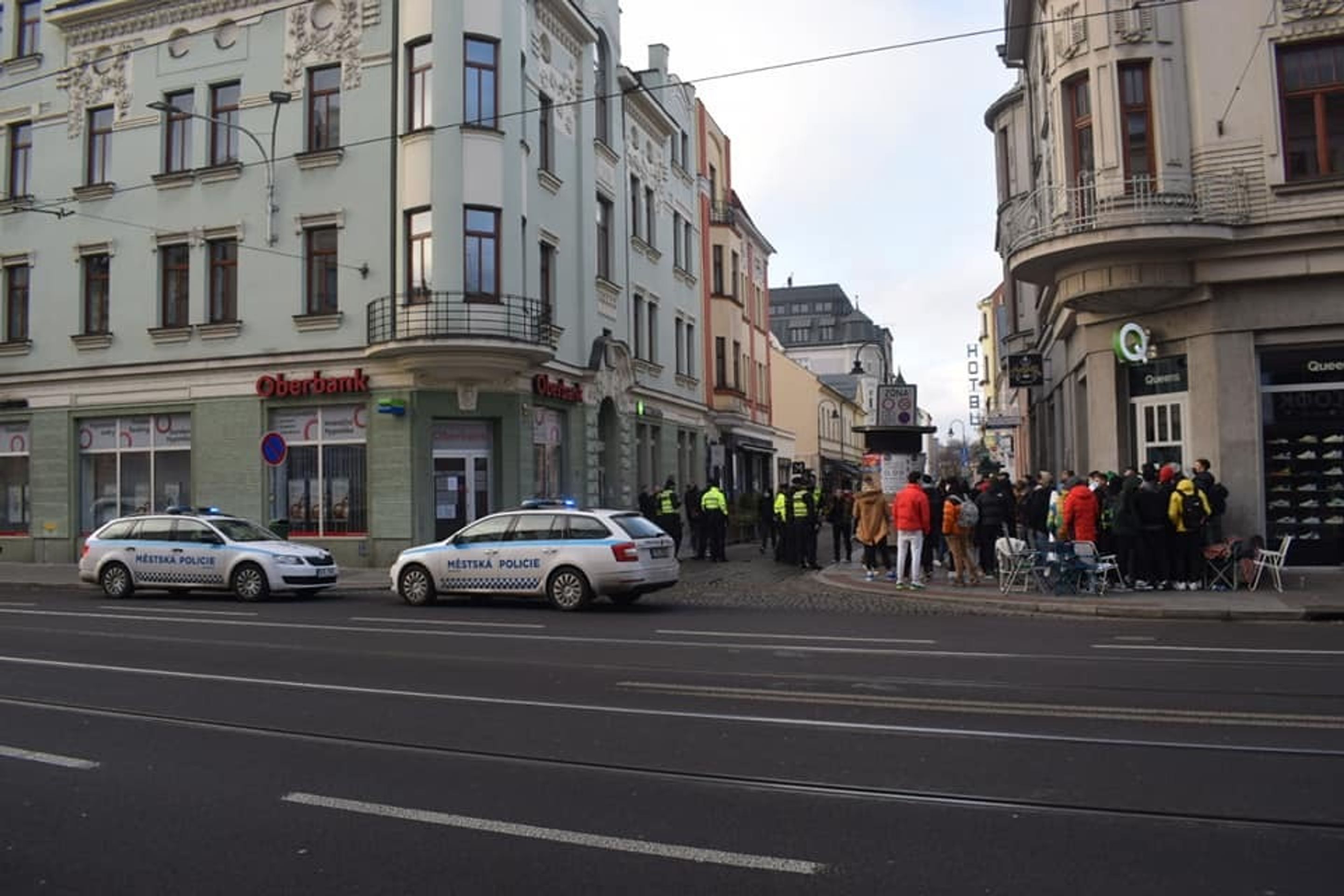 Fronta v Ostravě - 2 - GALERIE: Lidé vyrazili na předvánoční nákupy. Tvořily se dlouhé fronty (22/23)