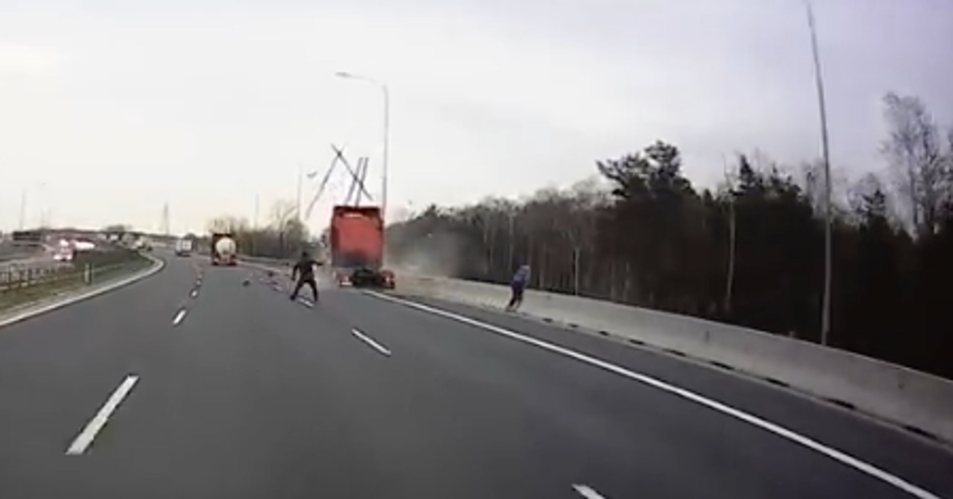 Nehoda na polské dálnici - Fotogalerie: Tahač rozstřelil nákladní auto v odstavném pruhu (5/5)