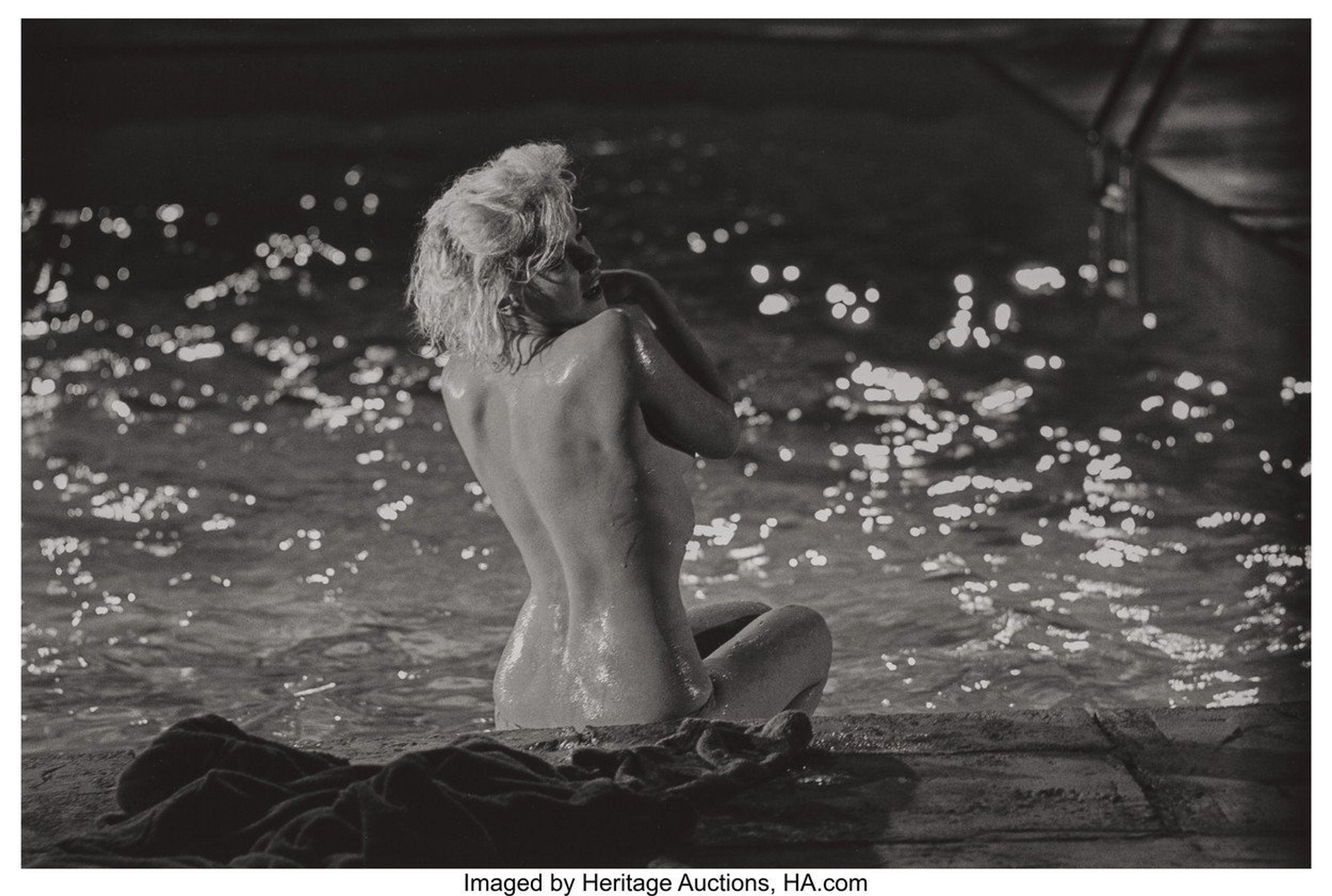 Marilyn Monroe nahá u bazénu - 2 - GALERIE: Marilyn Monroe nahá u bazénu (2/4)