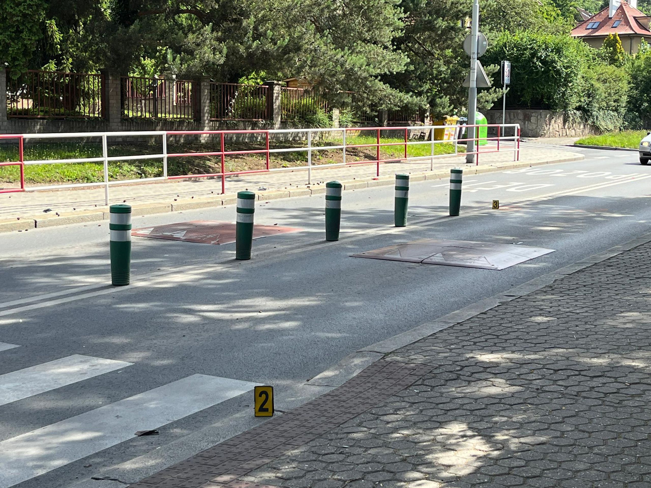 Sražení dívky motorkářem v ulici Trojská (4) - Sražení dívky motorkářem v ulici Trojská (1/5)