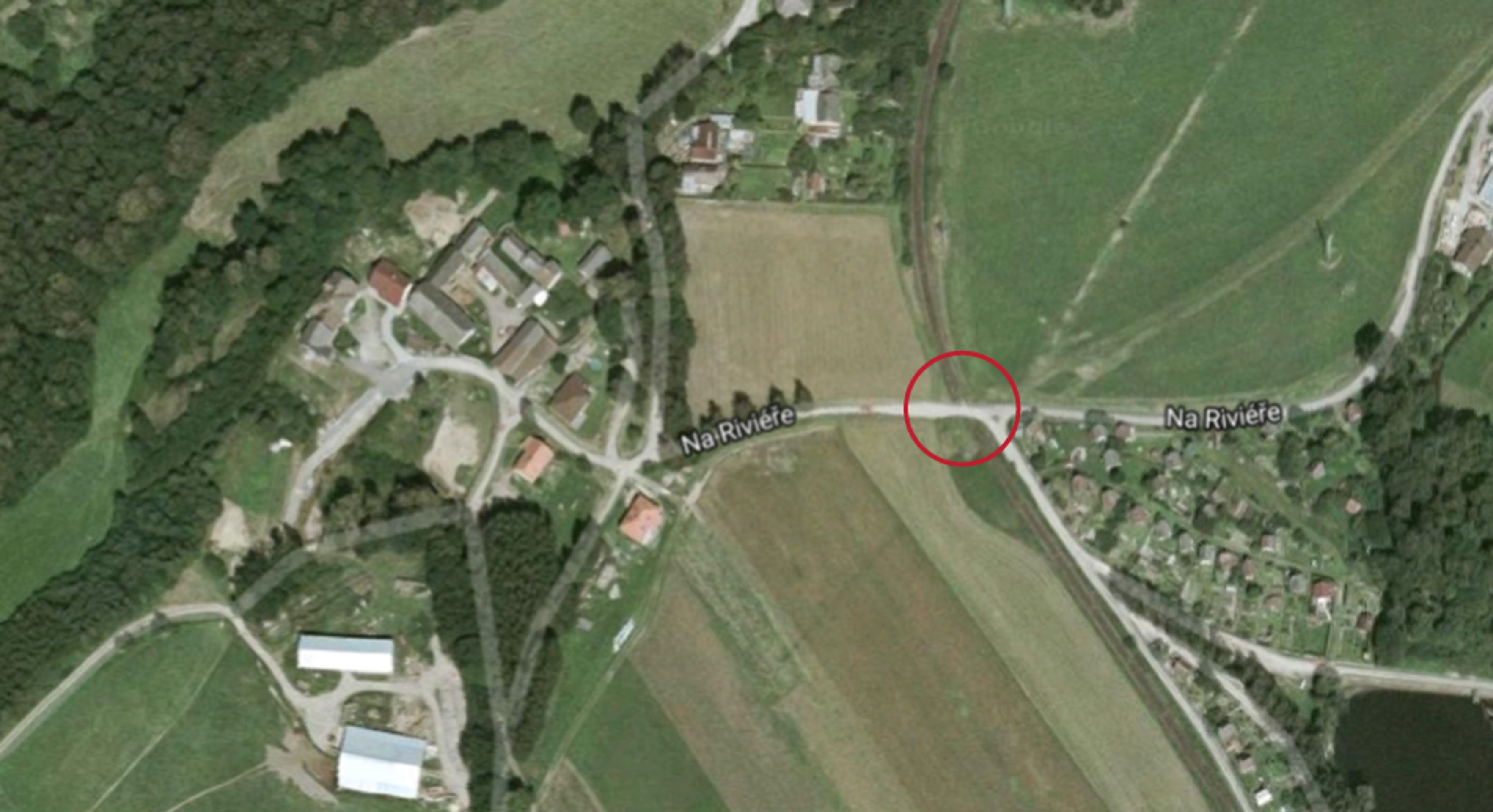 Nebezpečné přejezdy: P 3765, Havlíčkův Brod - Humpolec, Vysočina - přejezd bez světel, ŘEŠENÍ: se závorami. DŮVOD: Nevyhovující rouhled, chatová osada - GALERIE: Nebezpečné přejezdy - Středočeský kraj, Vysočina (9/16)