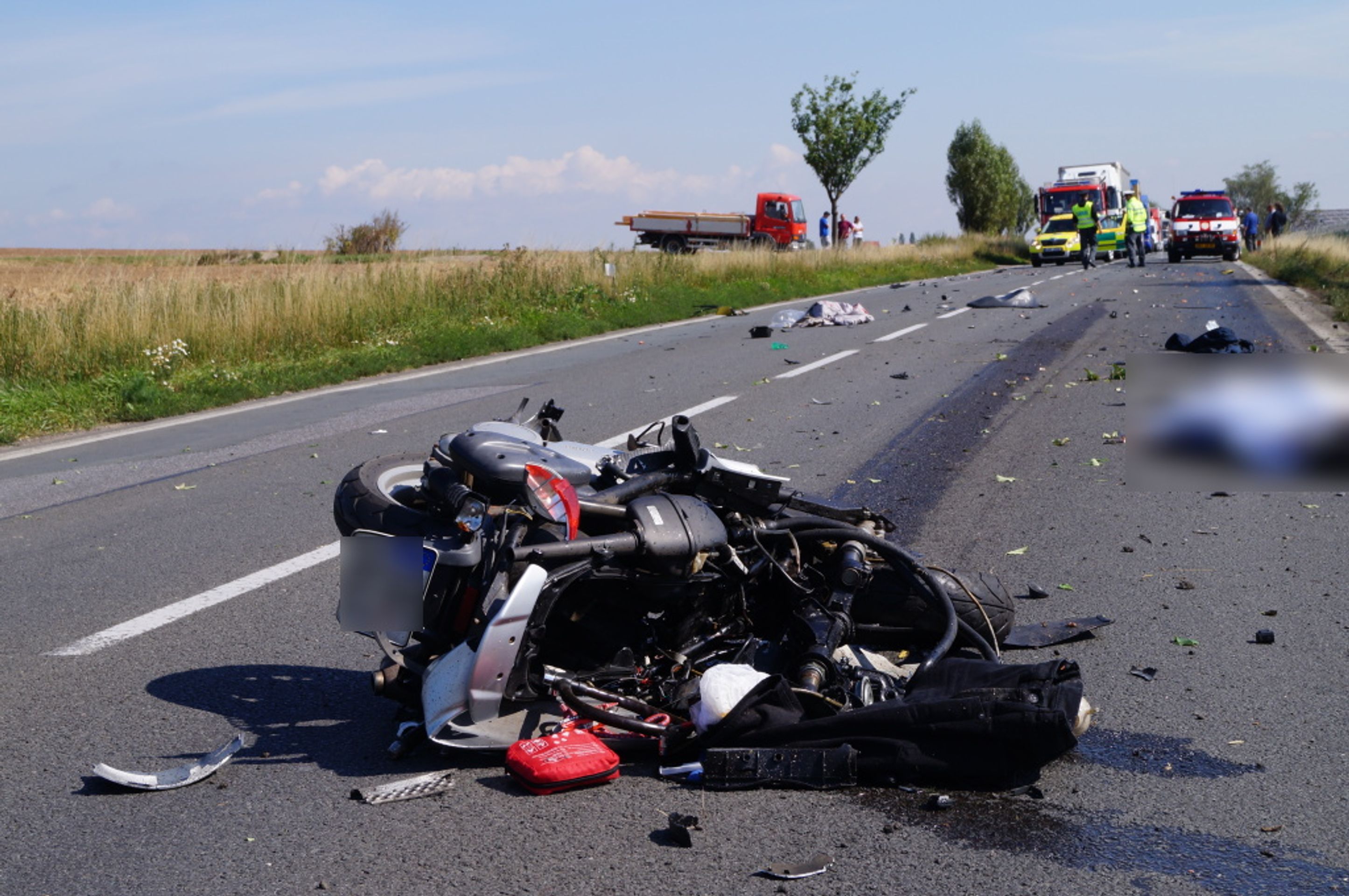 Smrtelná nehoda motorky s kamionem u Hradce Králové - GALERIE: Smrtelná nehoda motorky s kamionem u Hradce Králové (2/4)