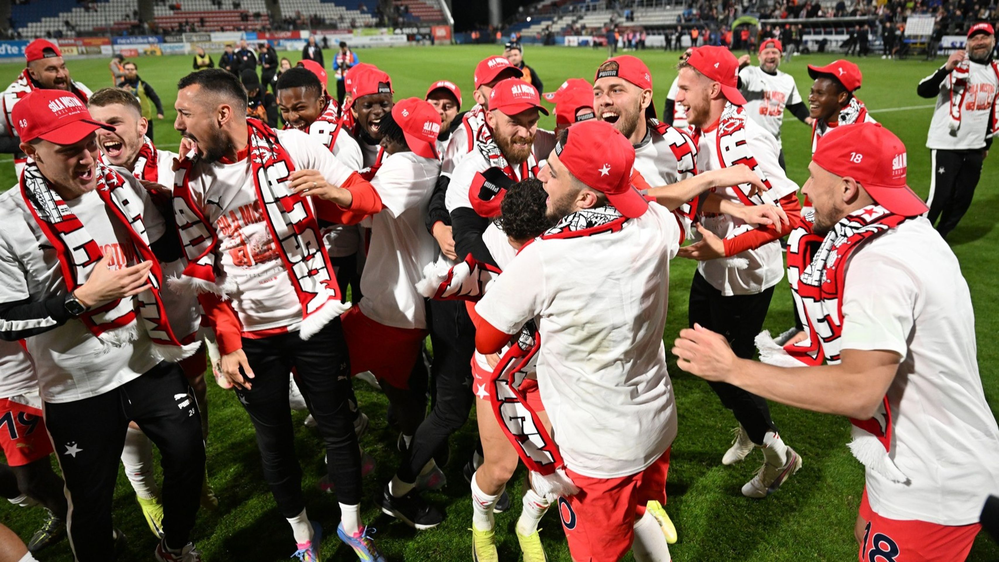 Hráči si oslavy hned po hvizdu užívali - Slavia si v Olomouci zajistila 22. ligový titul (2/6)