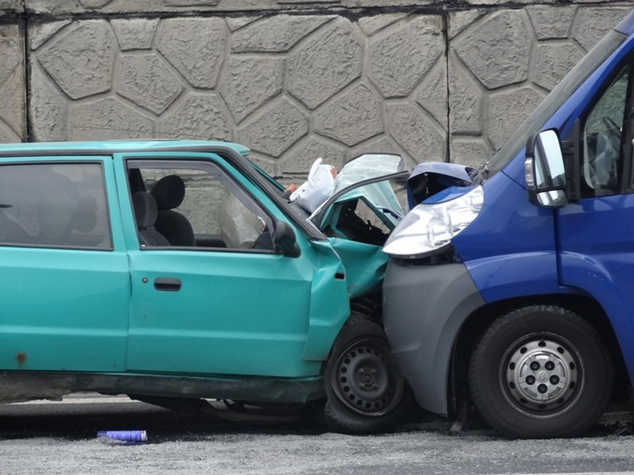 Řidič felicie vjel na pražském Barrandově do protisměru - 4 - GALERIE: Řidič felicie vjel na pražském Barrandově do protisměru (4/7)