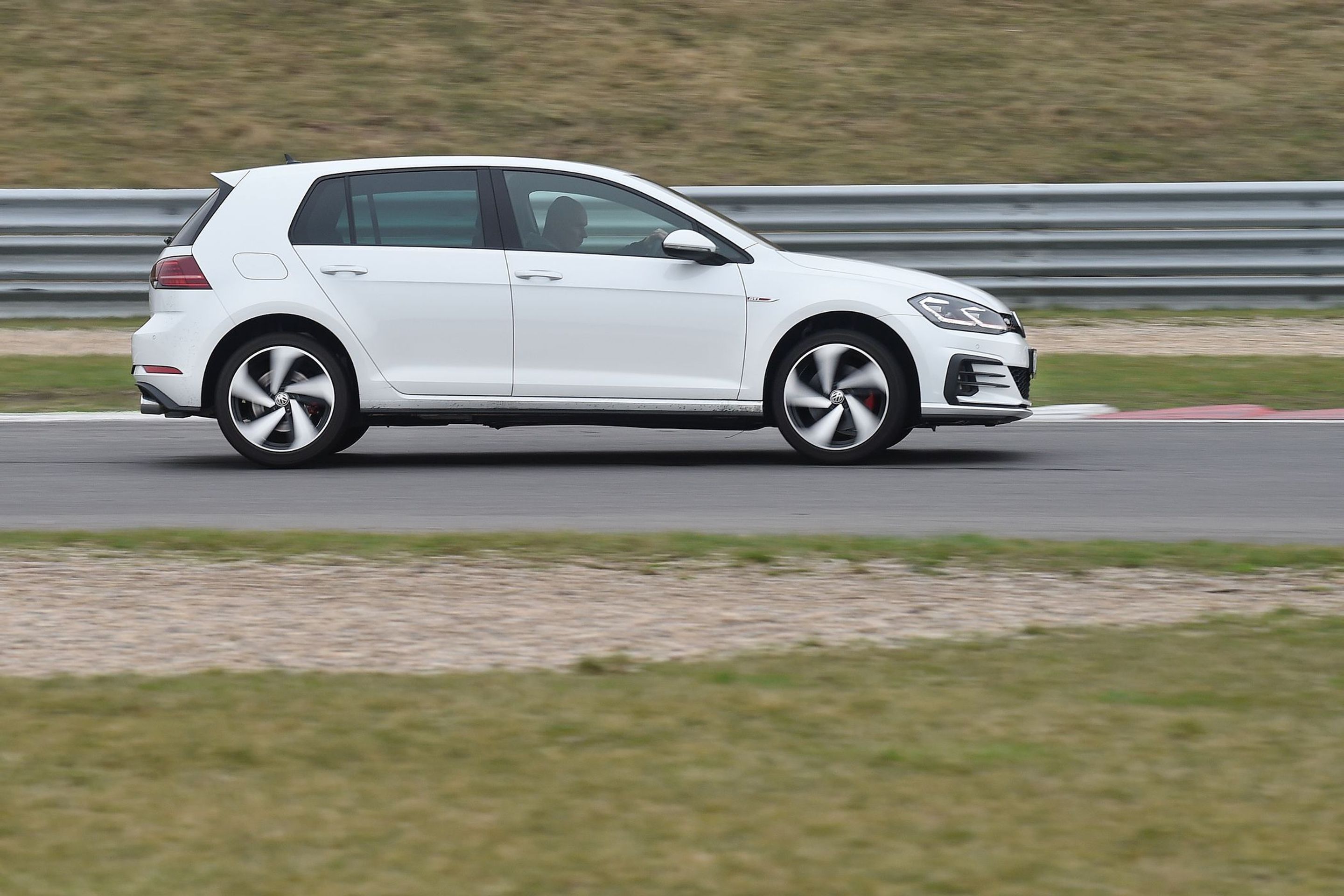 Volkswagen Golf GTI - 8 - GALERIE: Volkswagen Golf GTI (7/19)