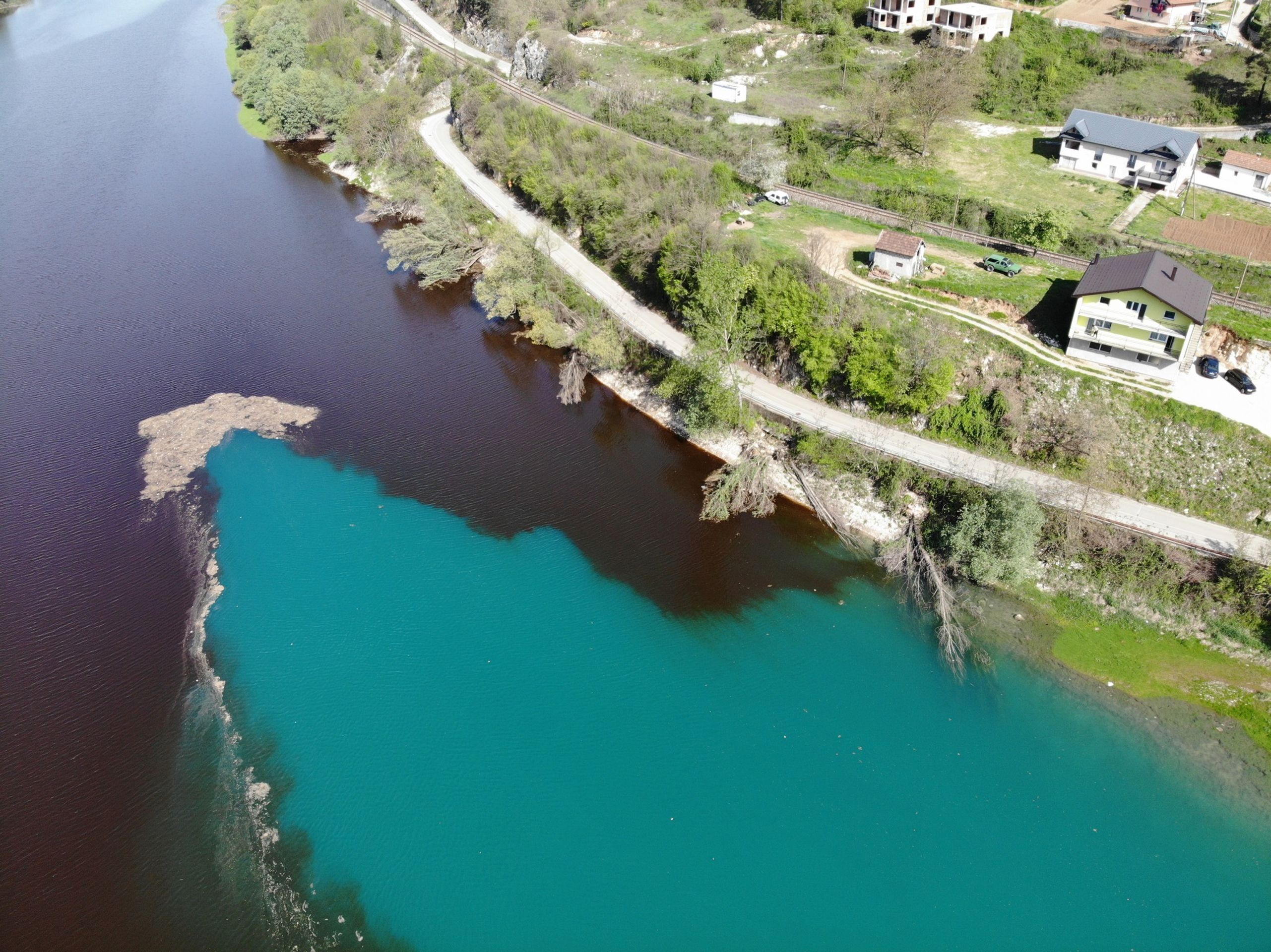 Znečištěné Jablanické jezero (8) - Znečištěné Jablanické jezero (1/12)