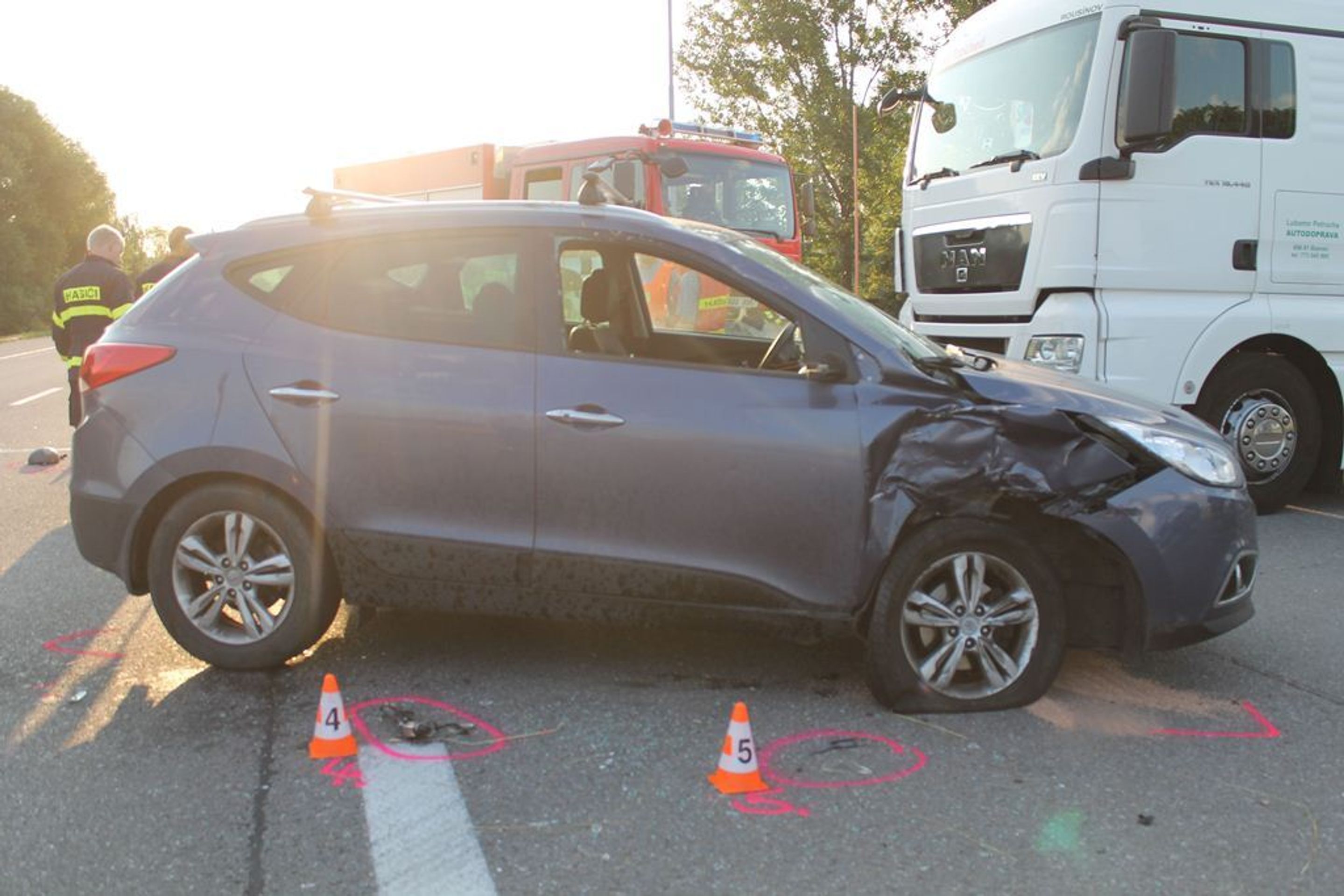 Nehoda motorkáže s osobním automobilem ve Bzenci - 3 - GALERIE: Nehoda motorkáže s osobním automobilem ve Bzenci (3/10)