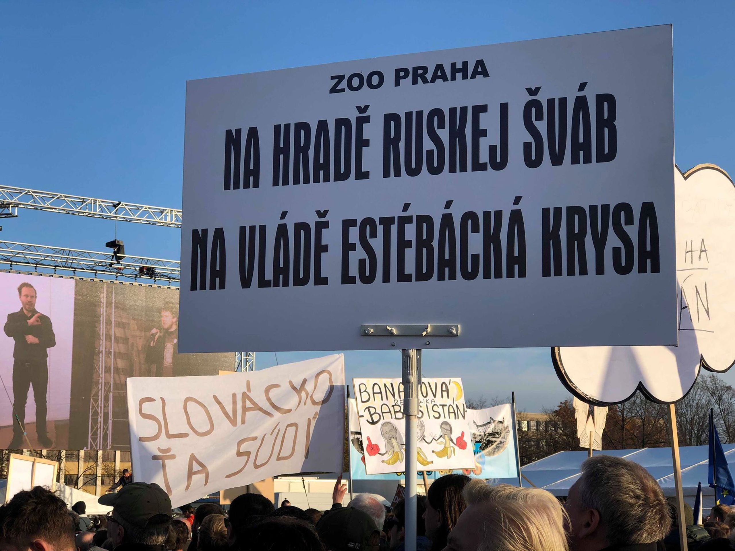 Na Letné protestuje přes 200 tisíc lidí - 7 - GALERIE: Demonstrace na Letné - 16. listopadu (8/14)