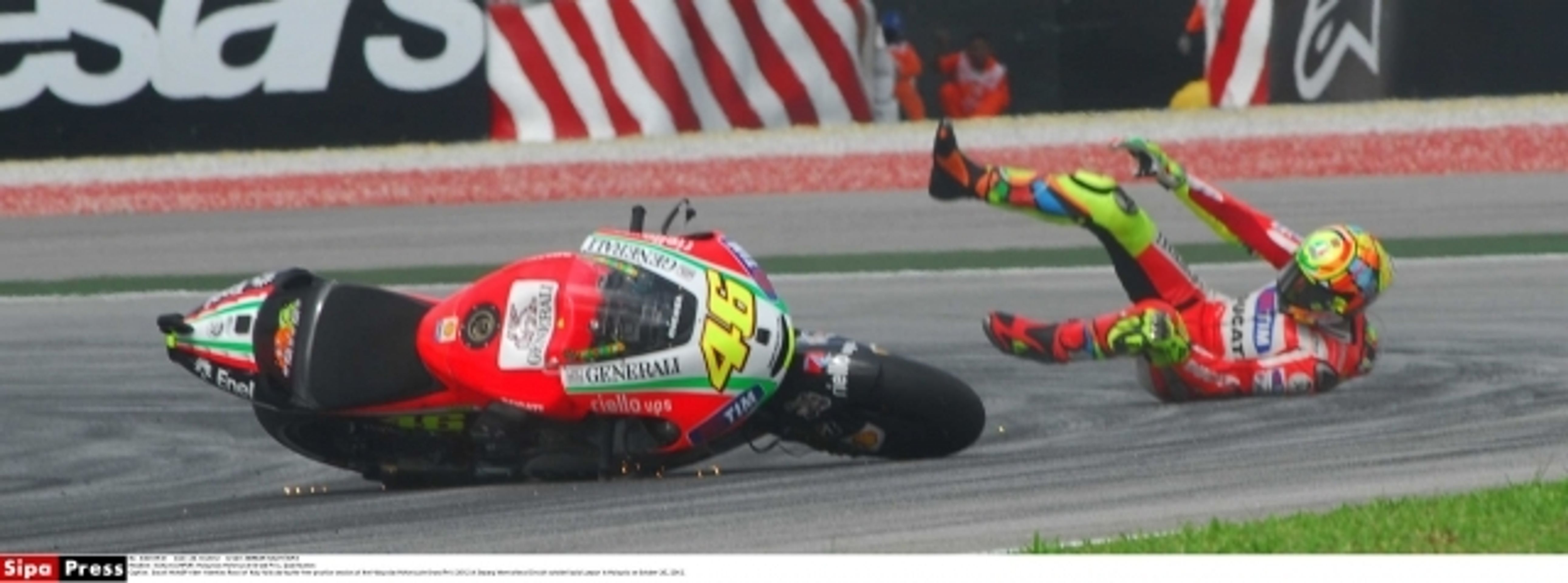 Valentino Rossi - pád v Sepangu - 5 - GALERIE: Valentino Rossi, Sepang - pád v tréninku (3/9)