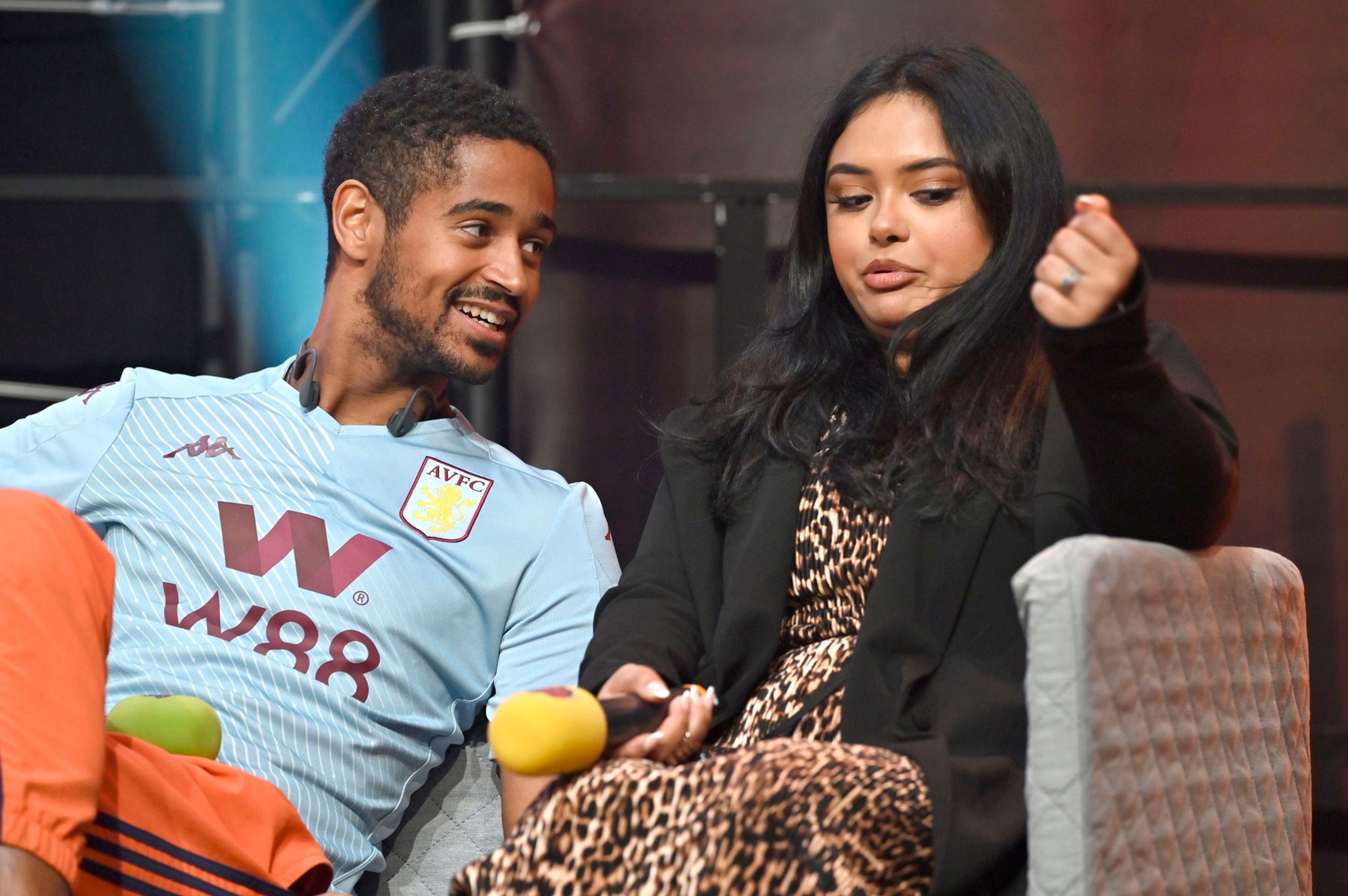 Alfred Enoch (Dean Thomas) Afshan Azadová-Kaziová (Padma Patilová) na Comic Conu v Německu, 6. 5. 2023 - Afshan Azadová-Kaziová (1/5)