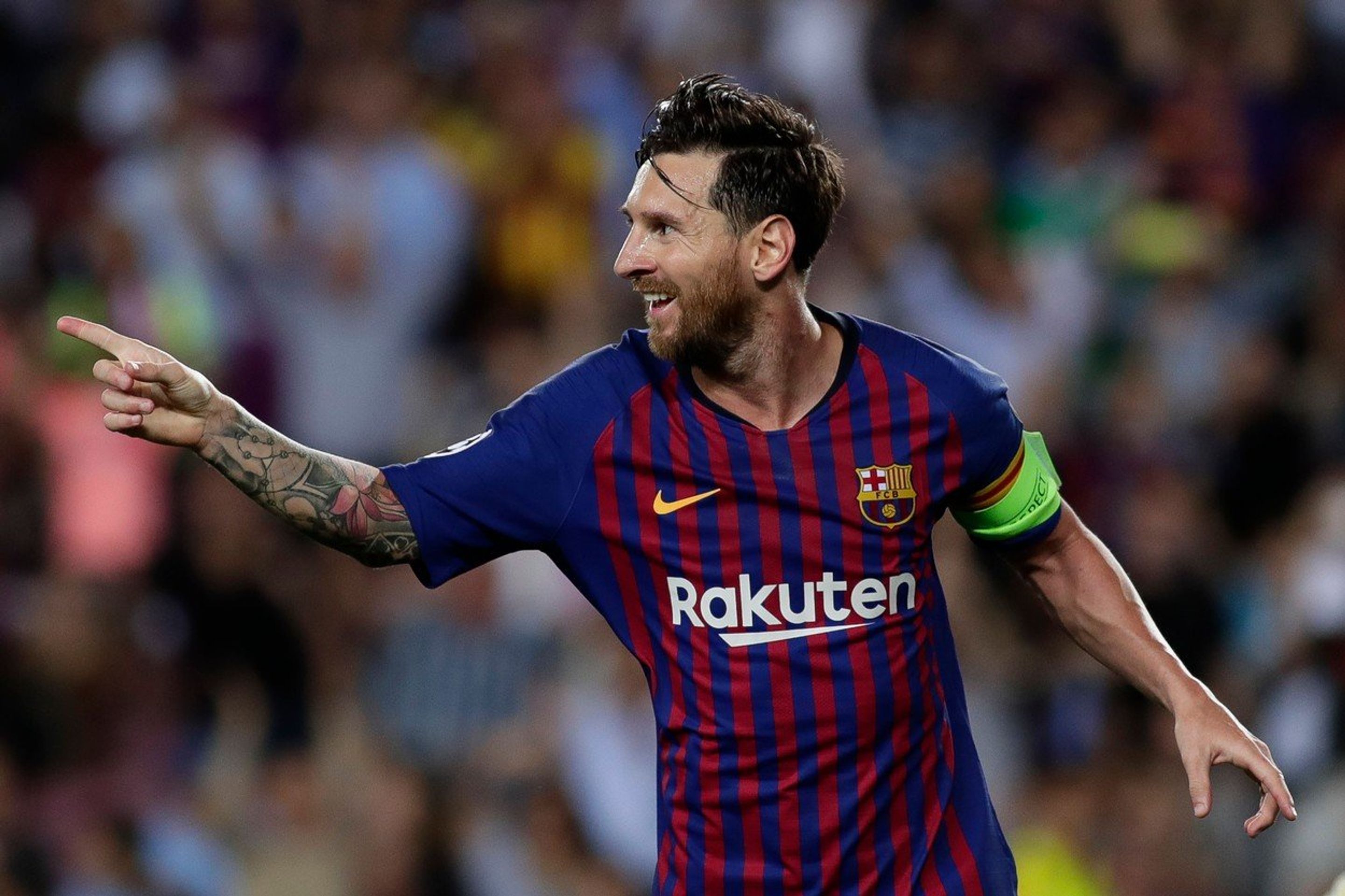 Lionel Messi - GALERIE: Lionel Messi věnoval po zápase v LM dres vítězi Tour (3/4)