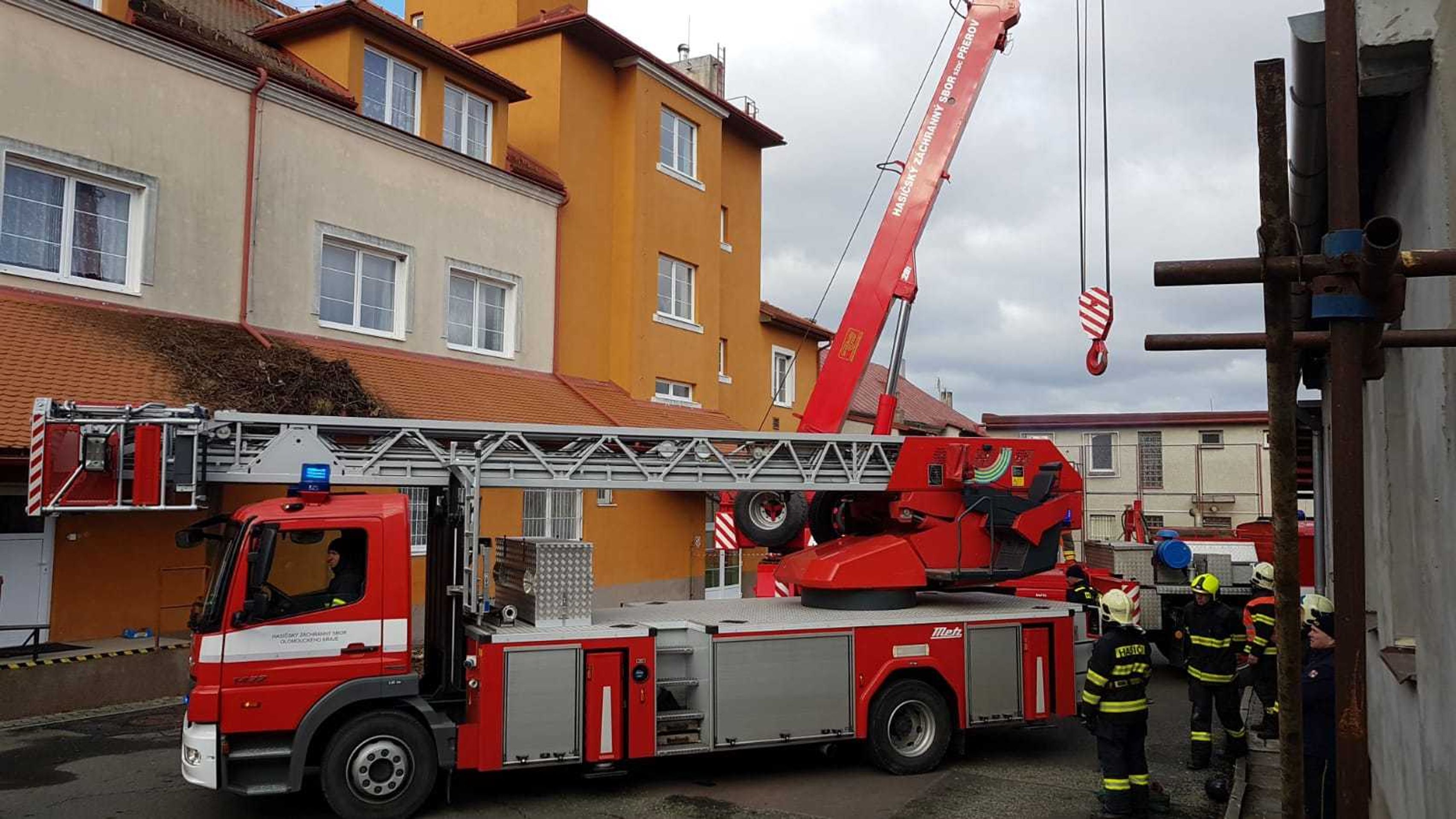 Silný vítr utrhl čapí hnízdo s železnou konstrukcí a komínem na střeše budovy v Dřevohosticích. - 1 - GALERIE: V Česku udeřil silný vítr (20/26)