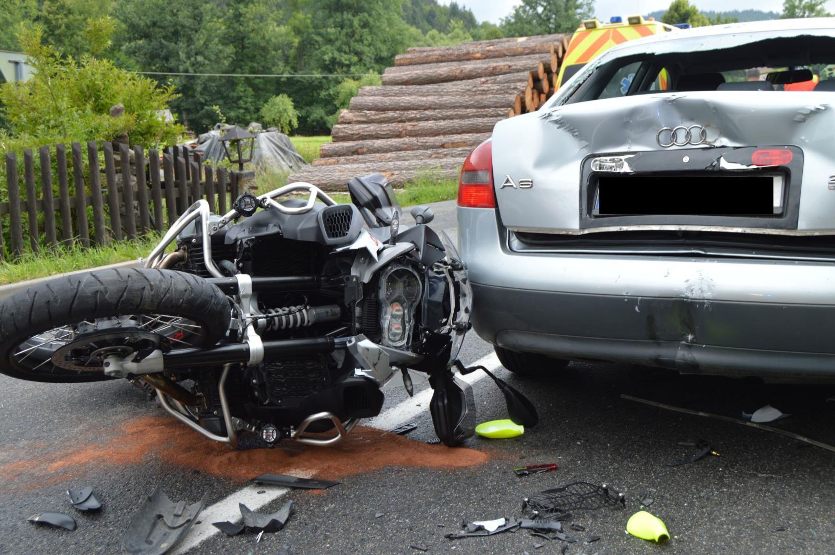 Spolujezdkyně se vážně zranila při nehodě motorky - 4 - GALERIE: Vážná nehoda na Vsetínsku (5/8)