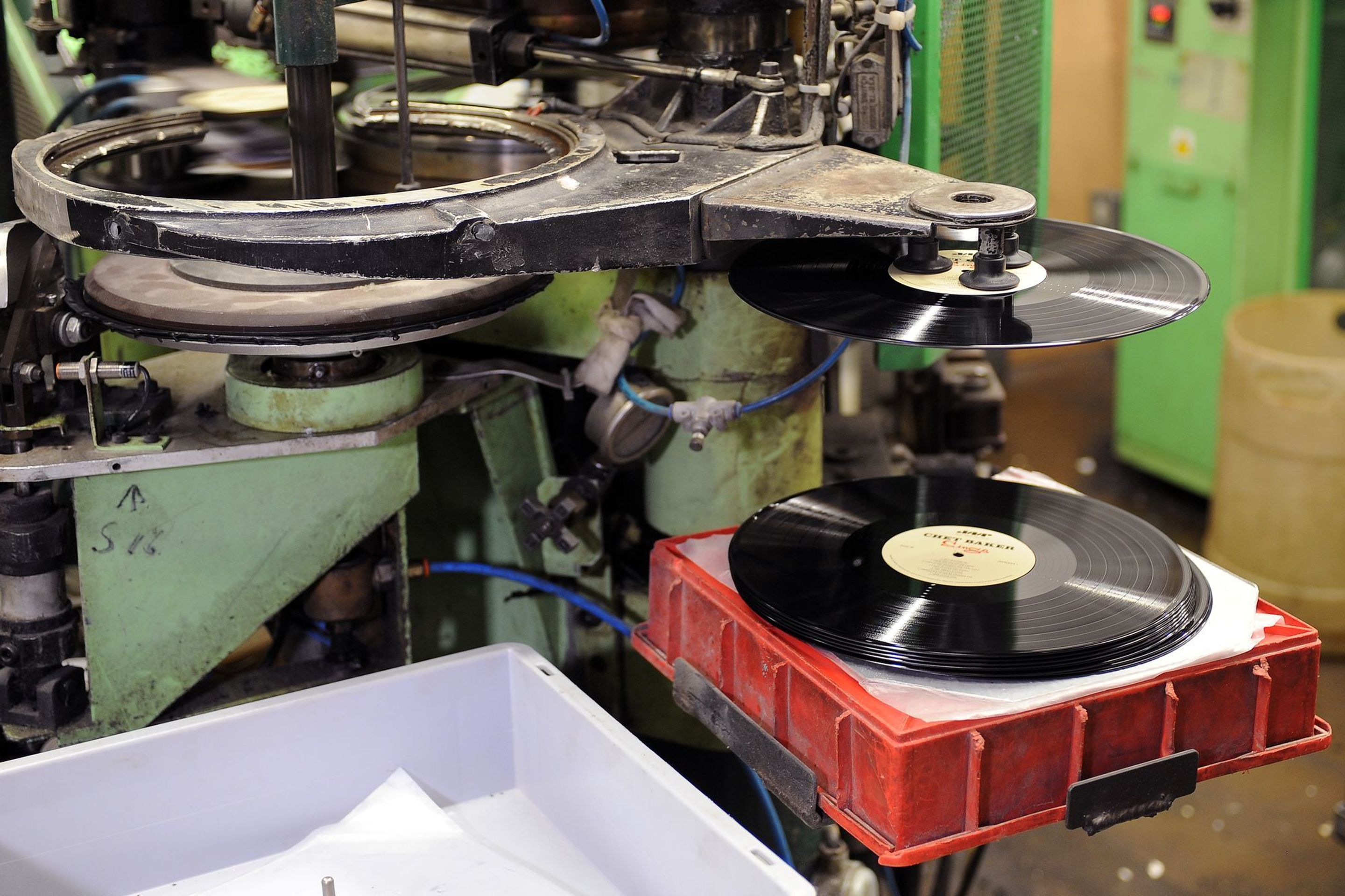 Na návštěvě v největší továrně na vinylové desky na světě - 3 - GALERIE: V Loděnici vyrábějí nejvíce gramofonových desek na světě (22/23)