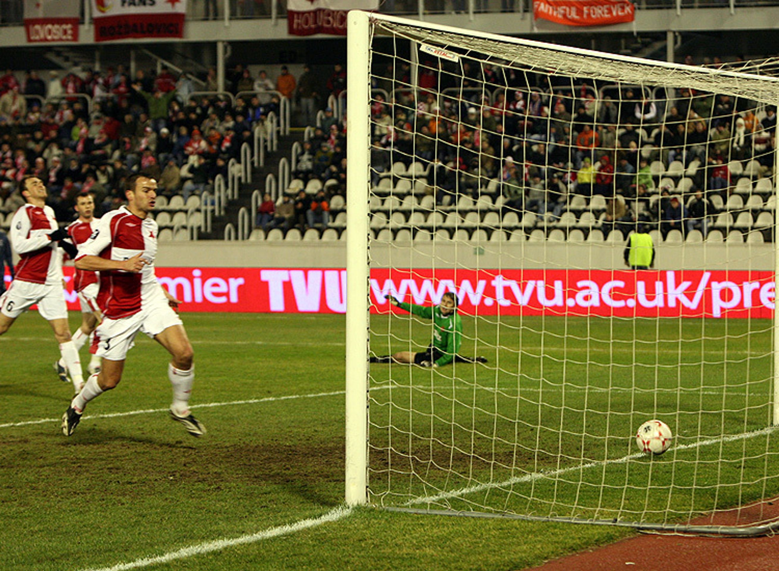 SK SLAVIA PRAHA - TOTTENHAM HOTSPUR FC - Videa: Slavia podlehla Tottenhamu 1:2 (3/8)