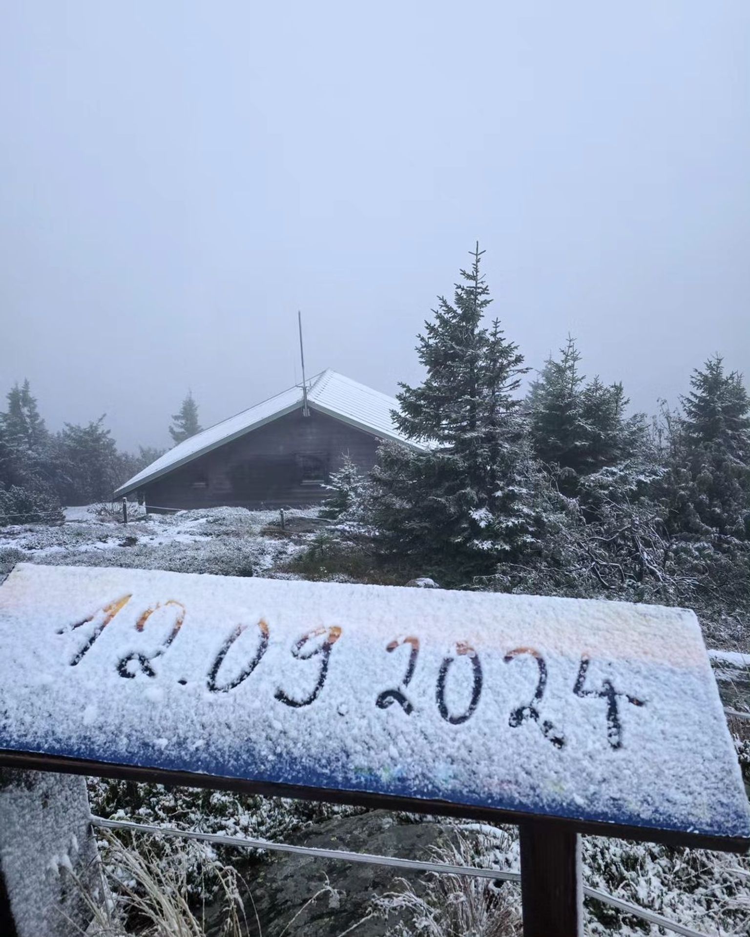 Velký Javor na Šumavě, 12. 9. 2024 (5) - První sníh nadcházející zimy je tady (4/8)