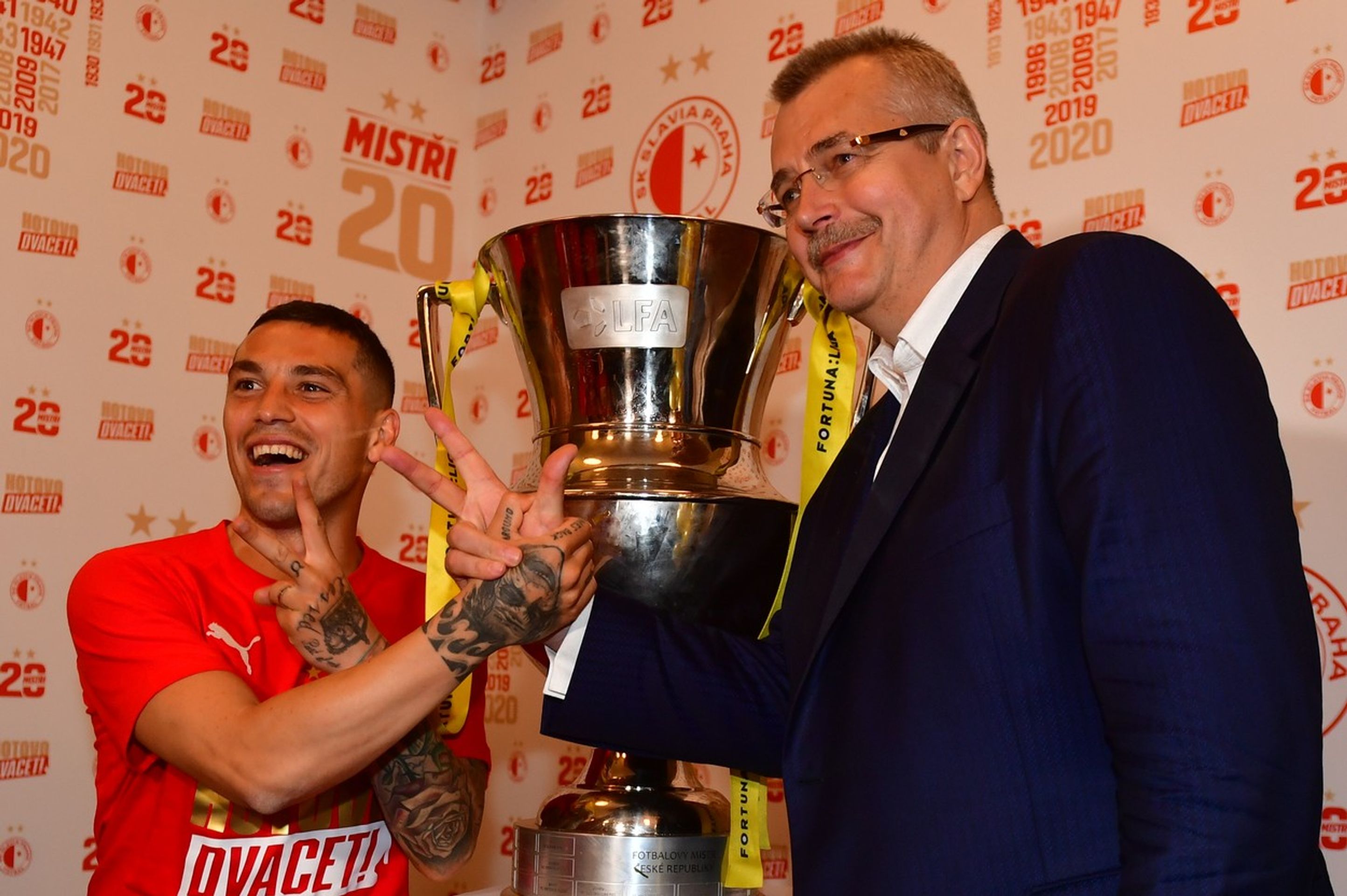 Šéf Slavie Jaroslav Tvrdík a záložník Nico Stanciu - GALERIE: Takhle slavili fotbalisté Slavie Praha ligový triumf (4/5)