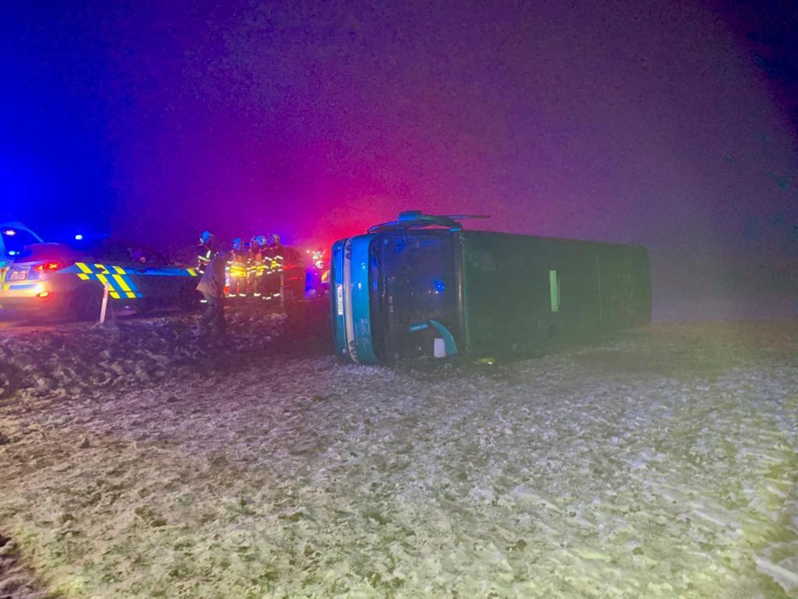 Nehoda autobusu u Mníšku pod Brdy - 8 - GALERIE: Autobus skončil na boku v Mníšku pod Brdy (5/8)