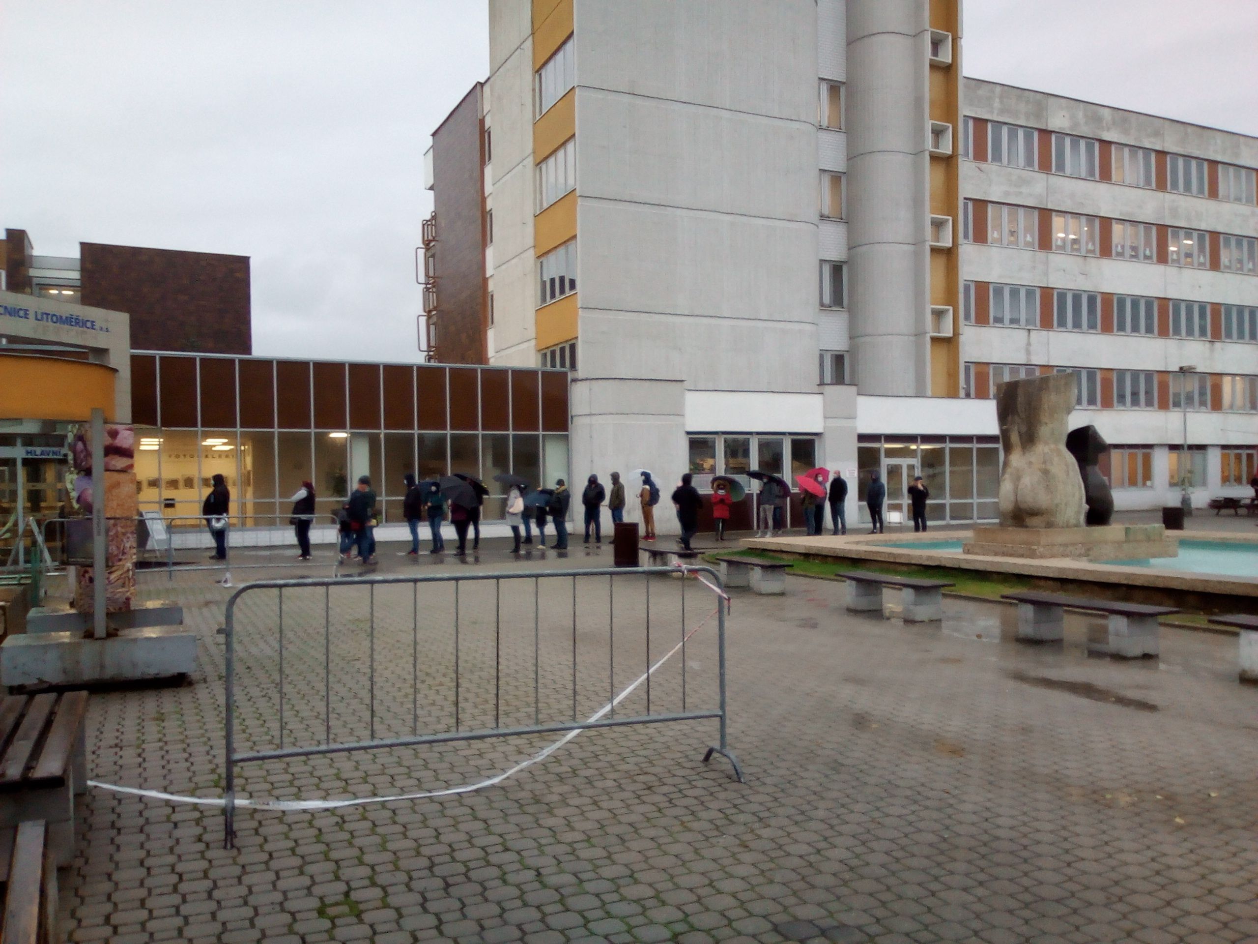 Čekání na odběrovém místě v litoměřické městské nemocnici - 2 - GALERIE: Čekání na odběrovém místě v litoměřické městské nemocnici (2/5)