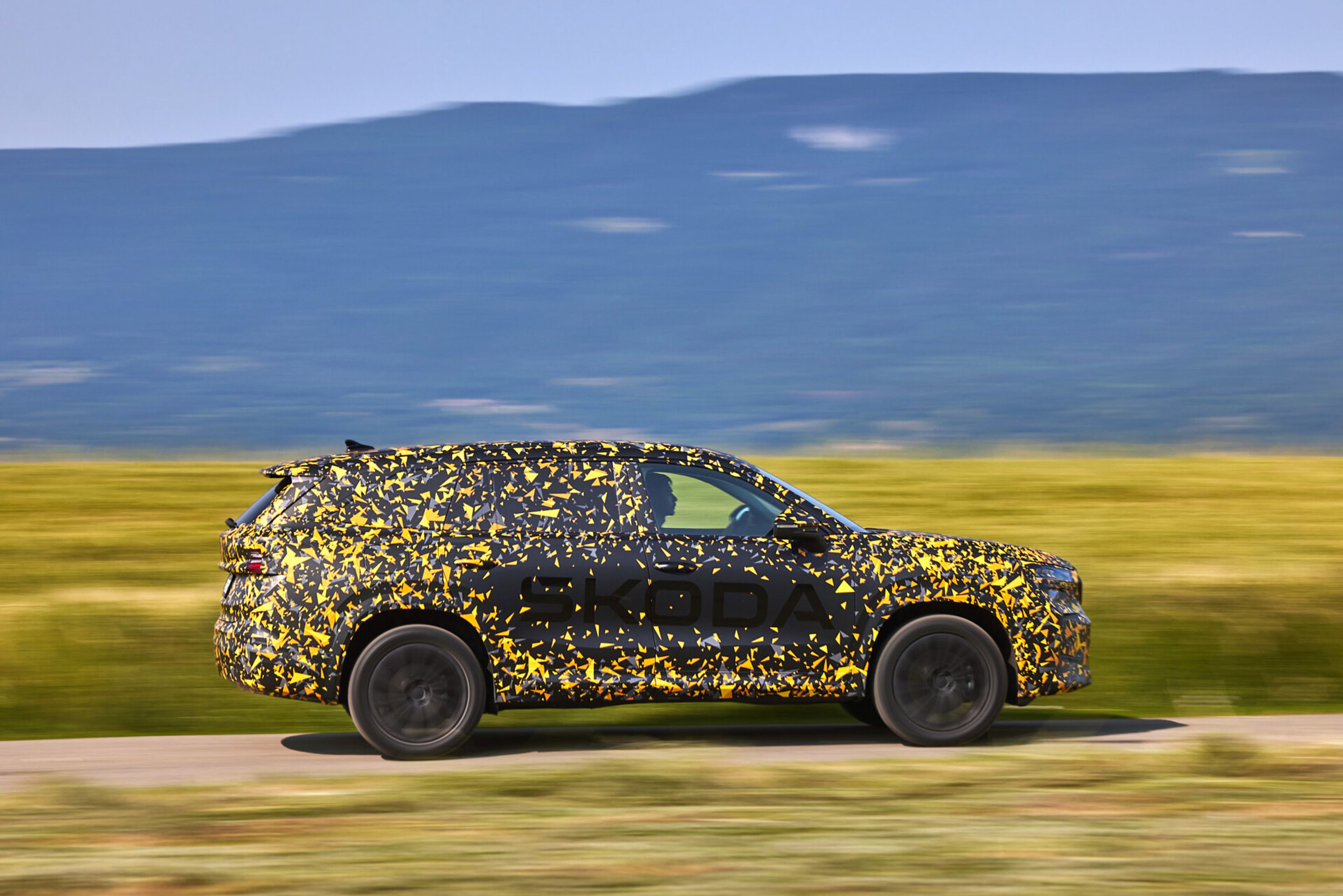 Druhá generace Škody Kodiaq pod maskováním - Druhá generace Škody Kodiaq na skicách a pod maskováním (12/17)