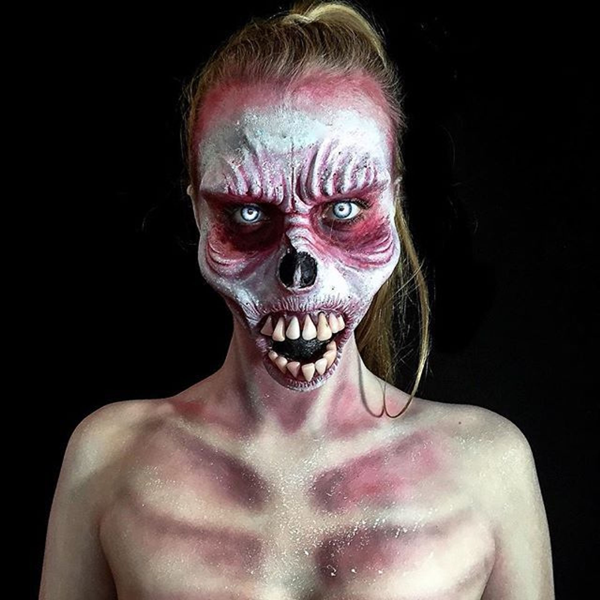 Lara Wirthová - 24 - GALERIE: Umělkyně se mění v monstrum (7/30)