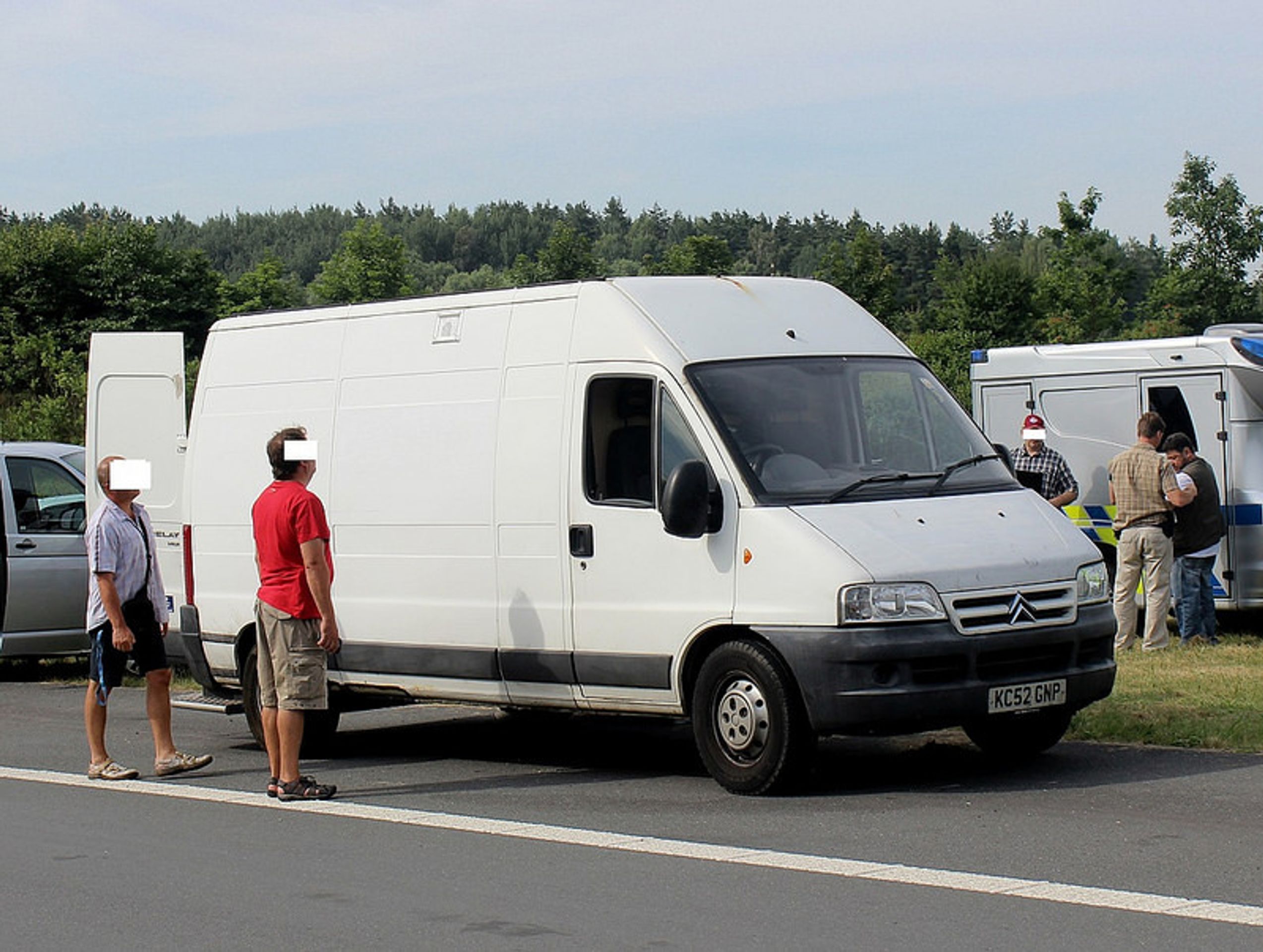 U Plzně zadrželi dodávku plnou uprchlíků - 6 - GALERIE: U Plzně zadrželi dodávku plnou uprchlíků (6/9)