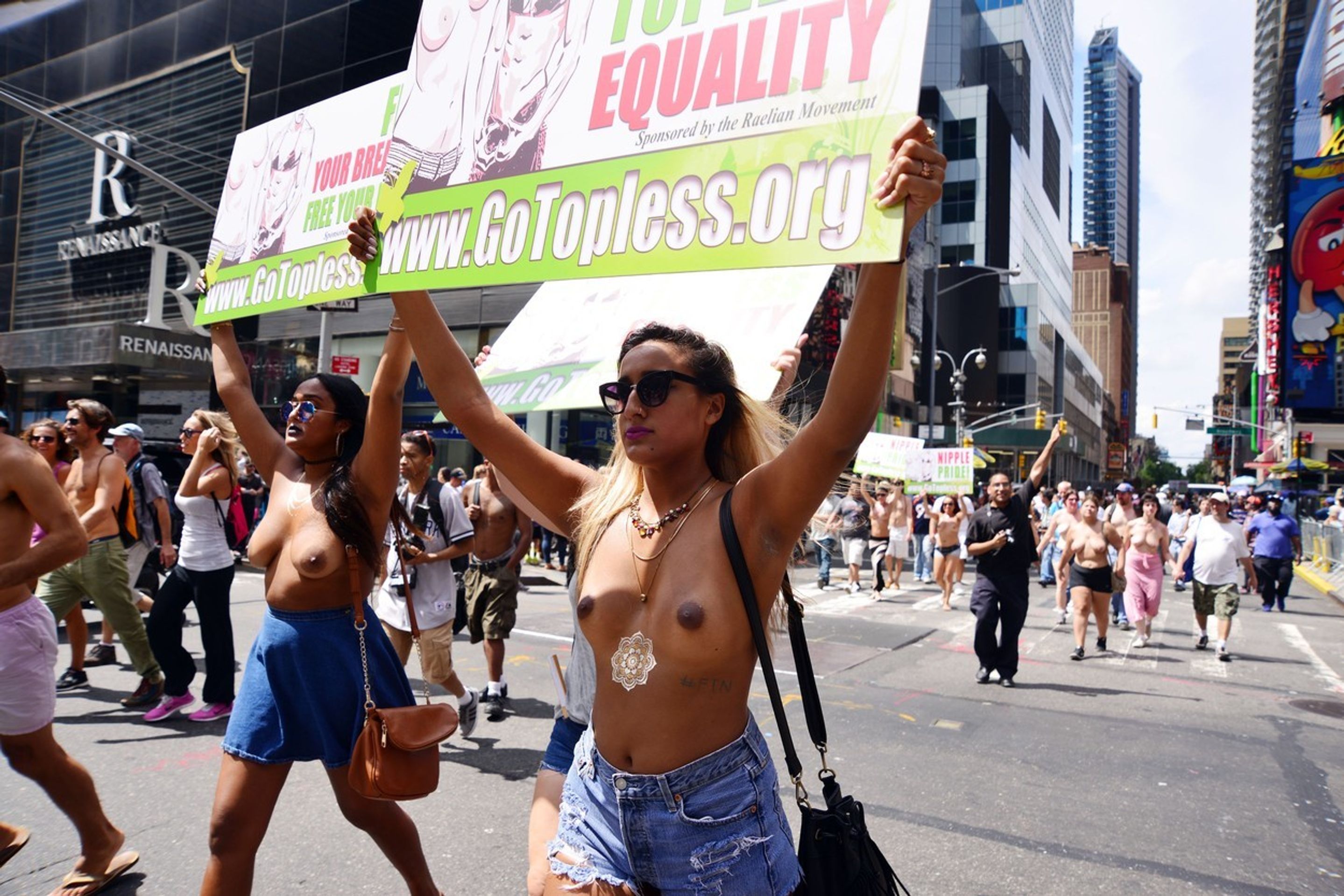 Mezinárodní Go-Topless Day - 1 - GALERIE: Mezinárodní Go-Topless Day (1/4)