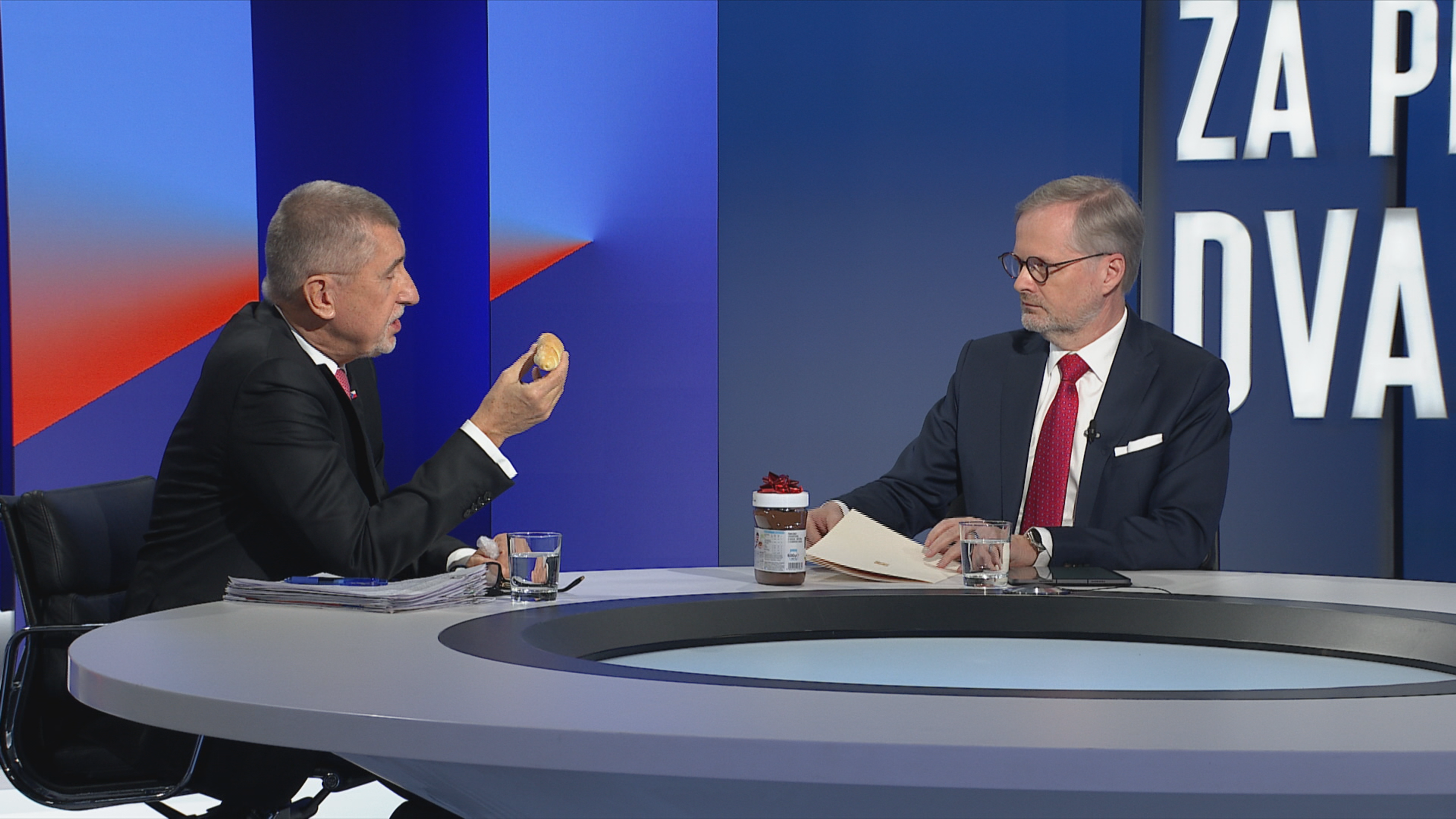 Andrej Babiš a Petr Fiala v pořadu Za pět dvanáct - Babiš přinesl Fialovi rohlík s Nutellou (4/10)