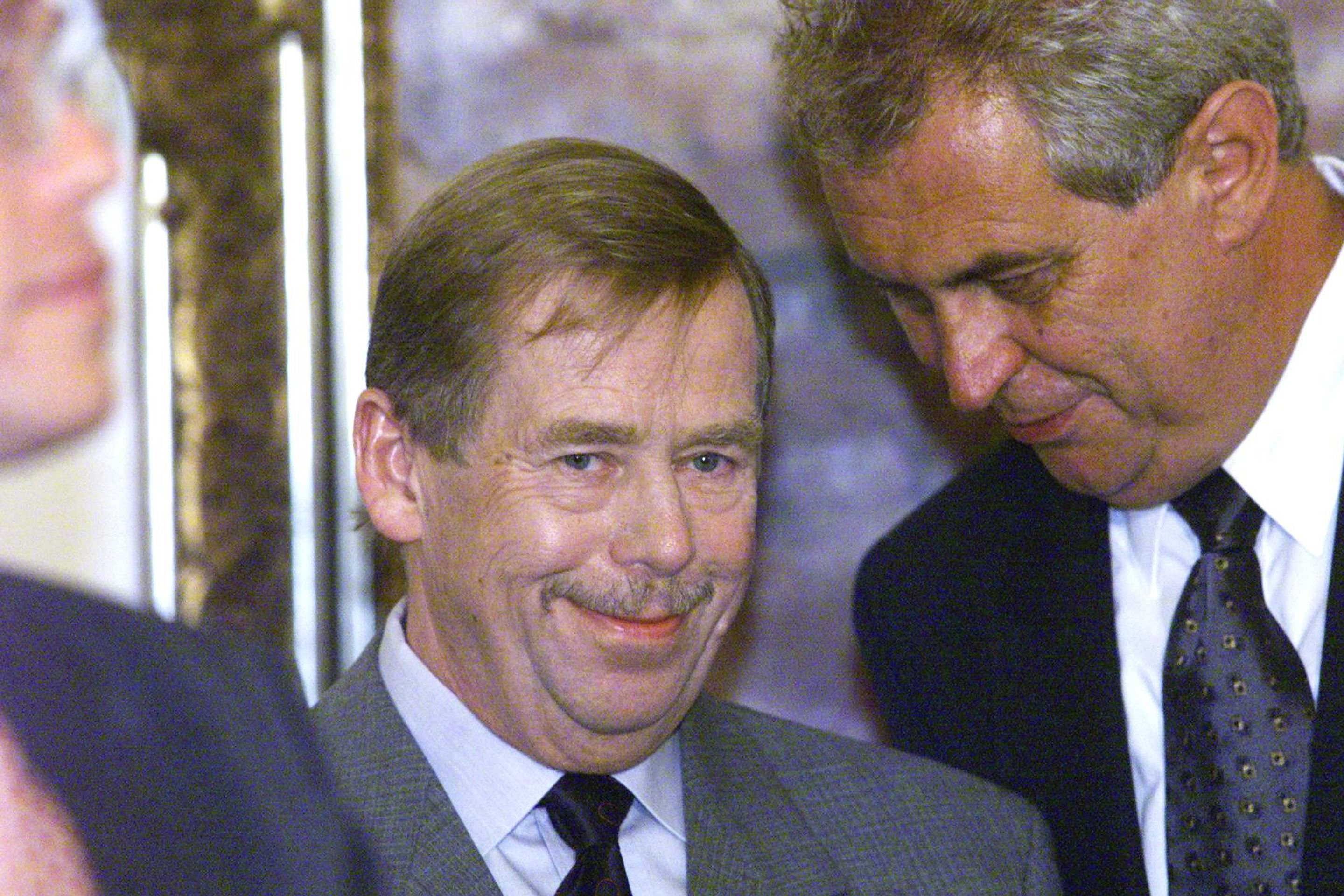 Prezident Václav Havel a Miloš Zeman, 29. 8. 2001 - Miloš Zeman a Ivana Zemanová (33/35)