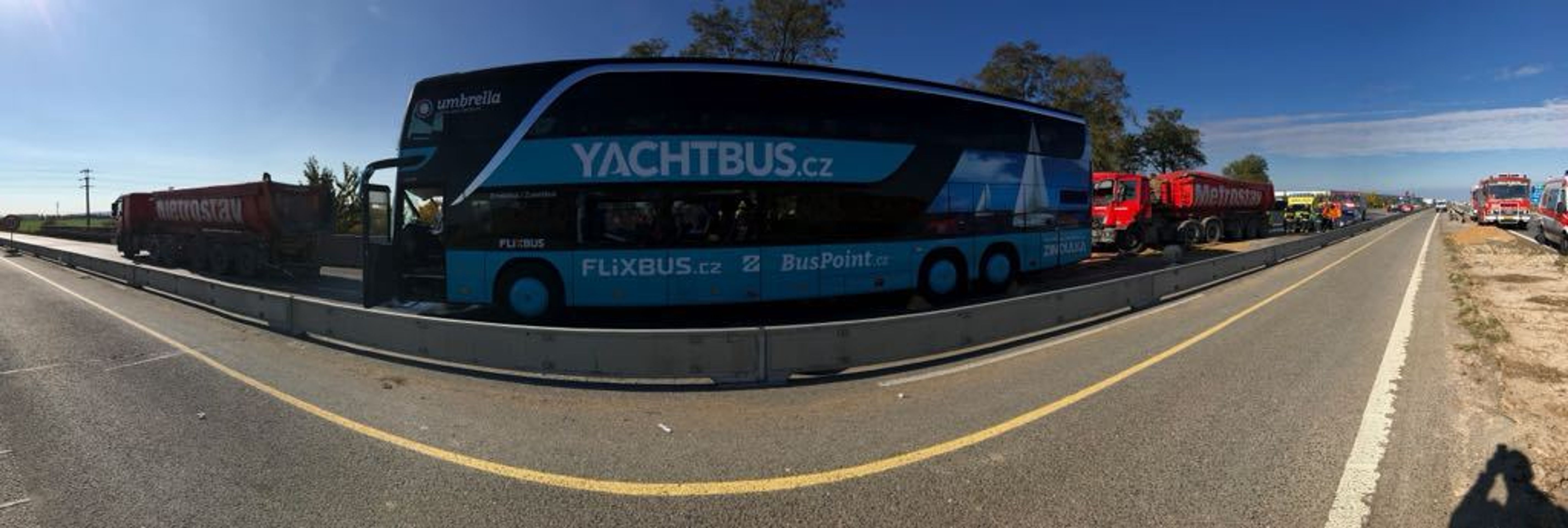 Autobus se srazil s kamionem na dálnici D8 - 10 - GALERIE: Nehoda autobusu a kamionu (9/13)
