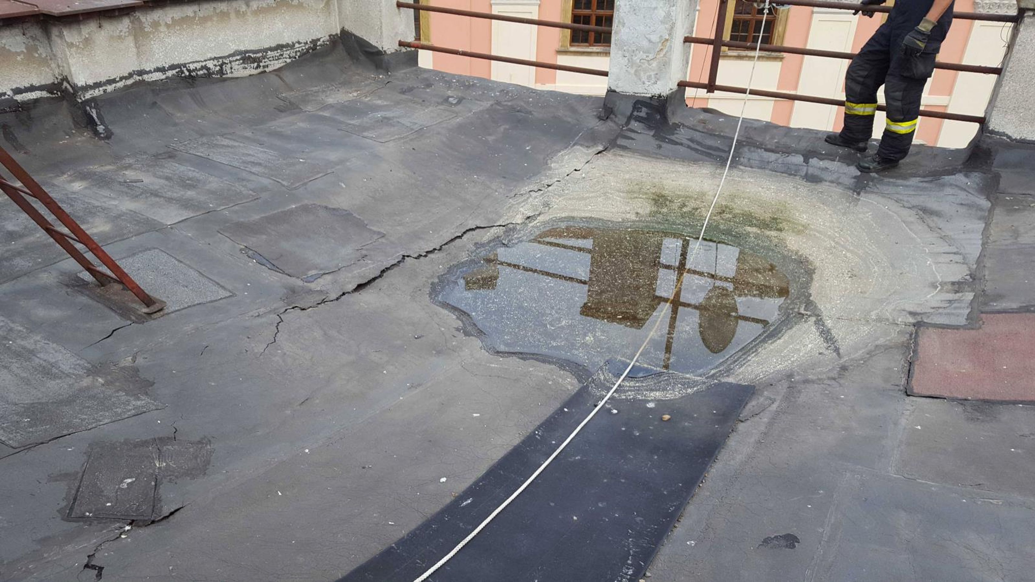 V Olomouci se pod náporem vody zřítil strop bytu 6 - GALERIE: V Olomouci se pod náporem vody zřítil strop bytu (6/7)