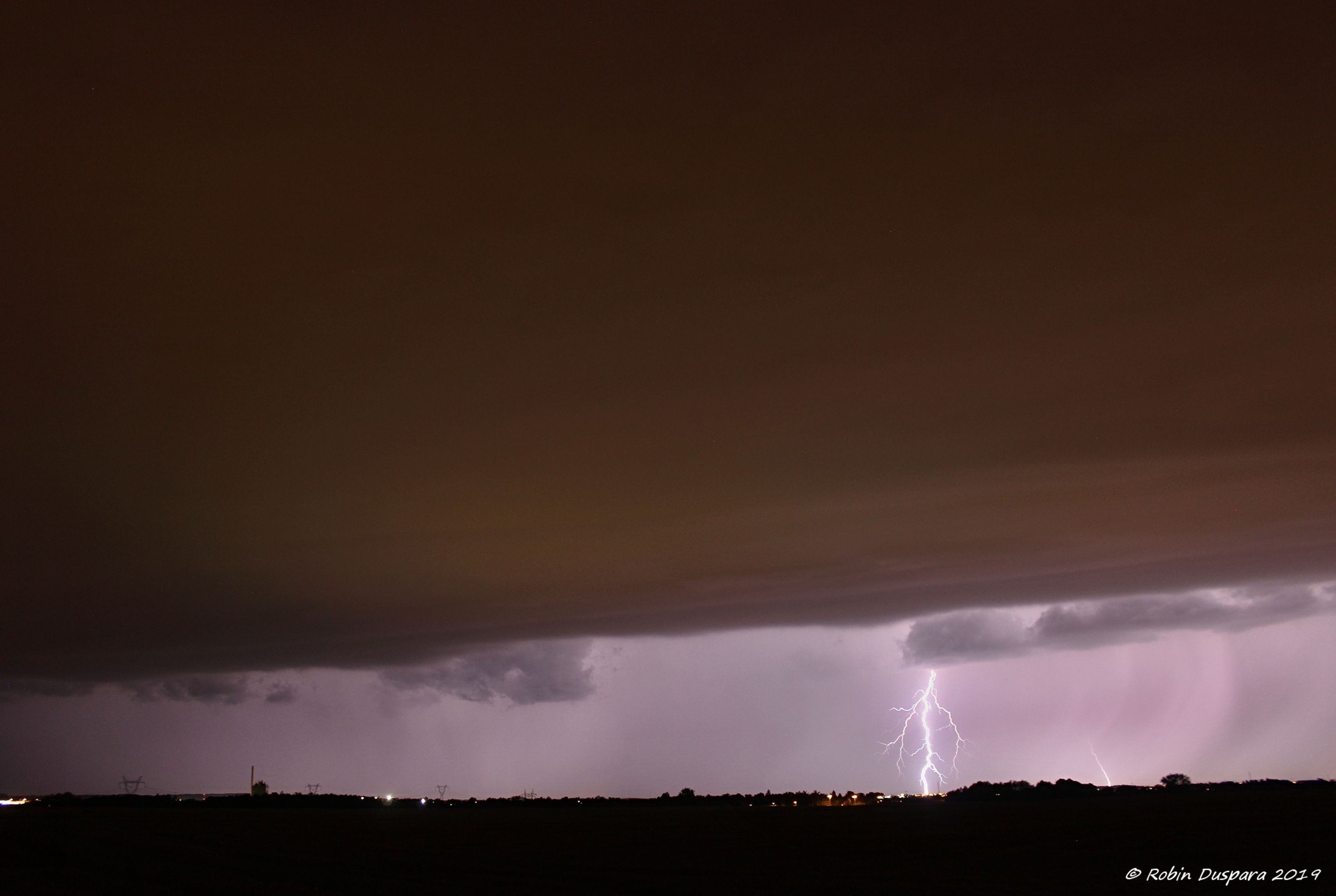 Blesk a shelf cloud na čele bouřkového systému nad Prahou - GALERIE: Bouře s výraznou bleskovou aktivitou nad Českem (4/10)