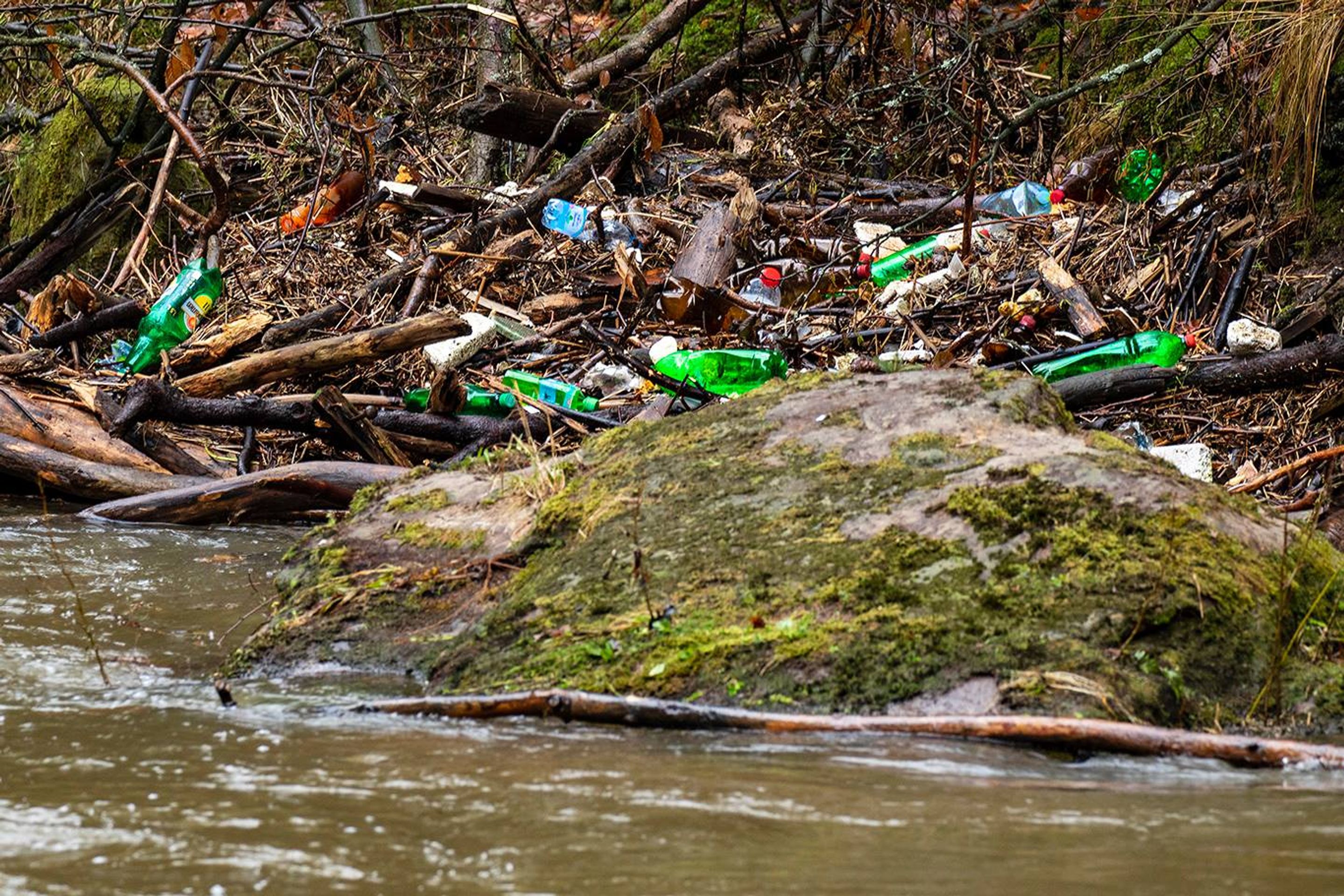 Plasty v NP České Švýcarsko - GALERIE: Záplava plastů v Národním parku České Švýcarsko (5/8)