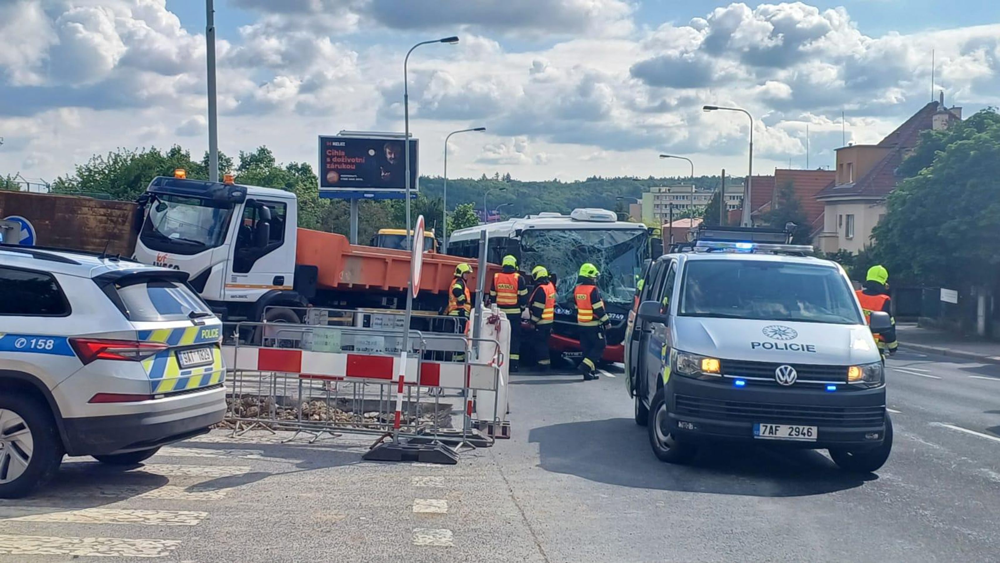 Srážka autobusu s nákladním autem v Praze (4) - Nehoda autobusu v Praze (11/12)