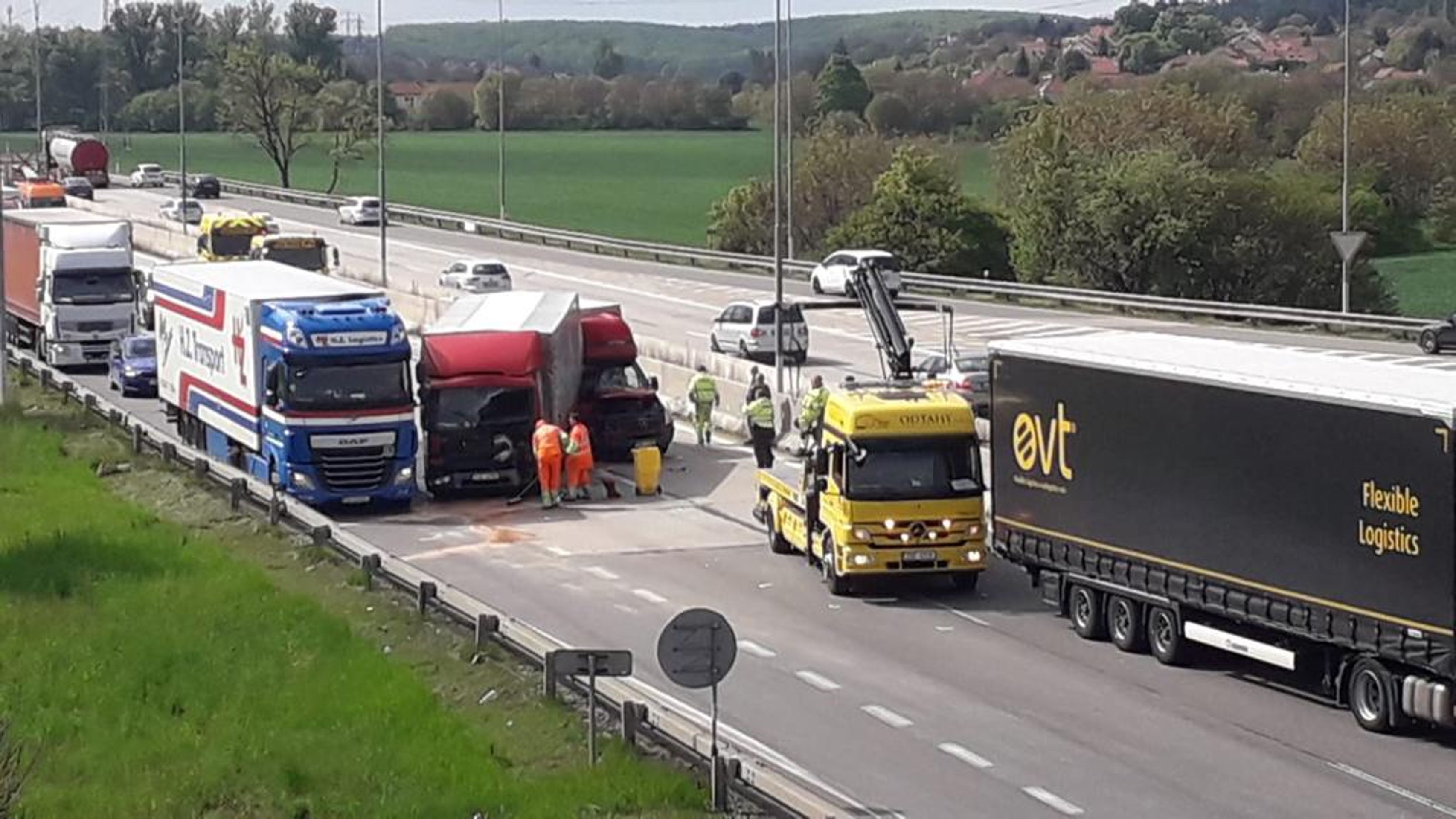 Hromadná nehoda na D1 - GALERIE: Hromadná nehoda uzavřela dálnici D1 (4/7)