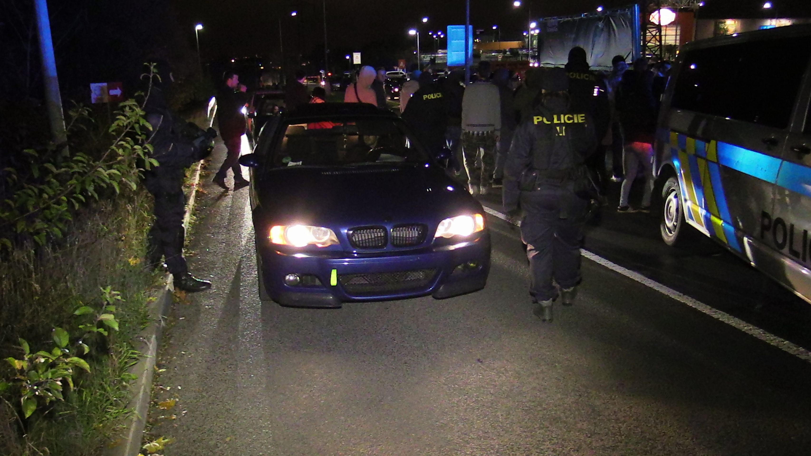 Na nepovolený sraz „tuningářů“ v Praze si došlápla policie - 8 - GALERIE: Na nepovolený sraz „tuningářů“ v Praze si došlápla policie (8/15)