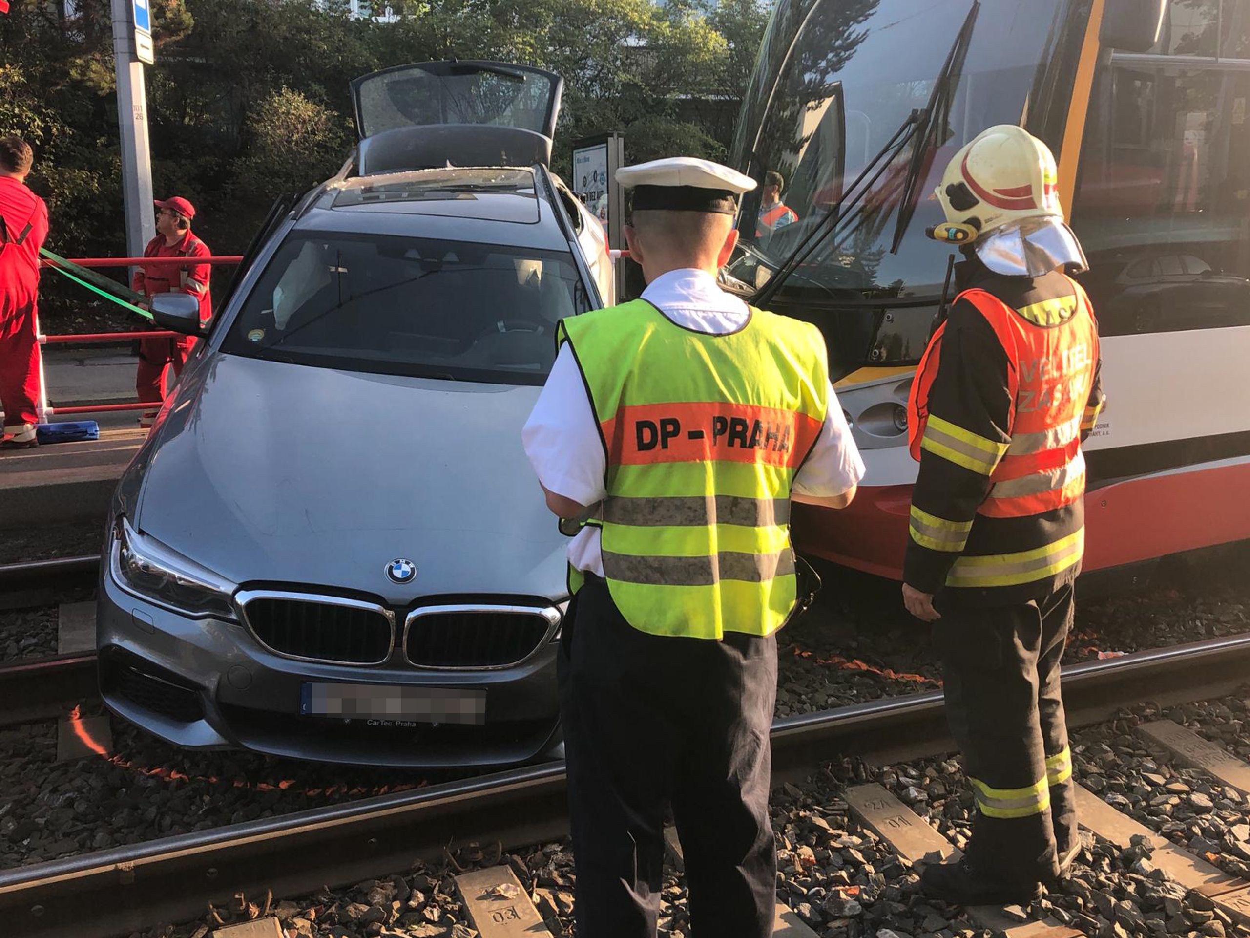 Nehoda tramvaje a osobního auta v Praze - 1 - GALERIE: Nehoda tramvaje a osobního auta v Praze (1/5)