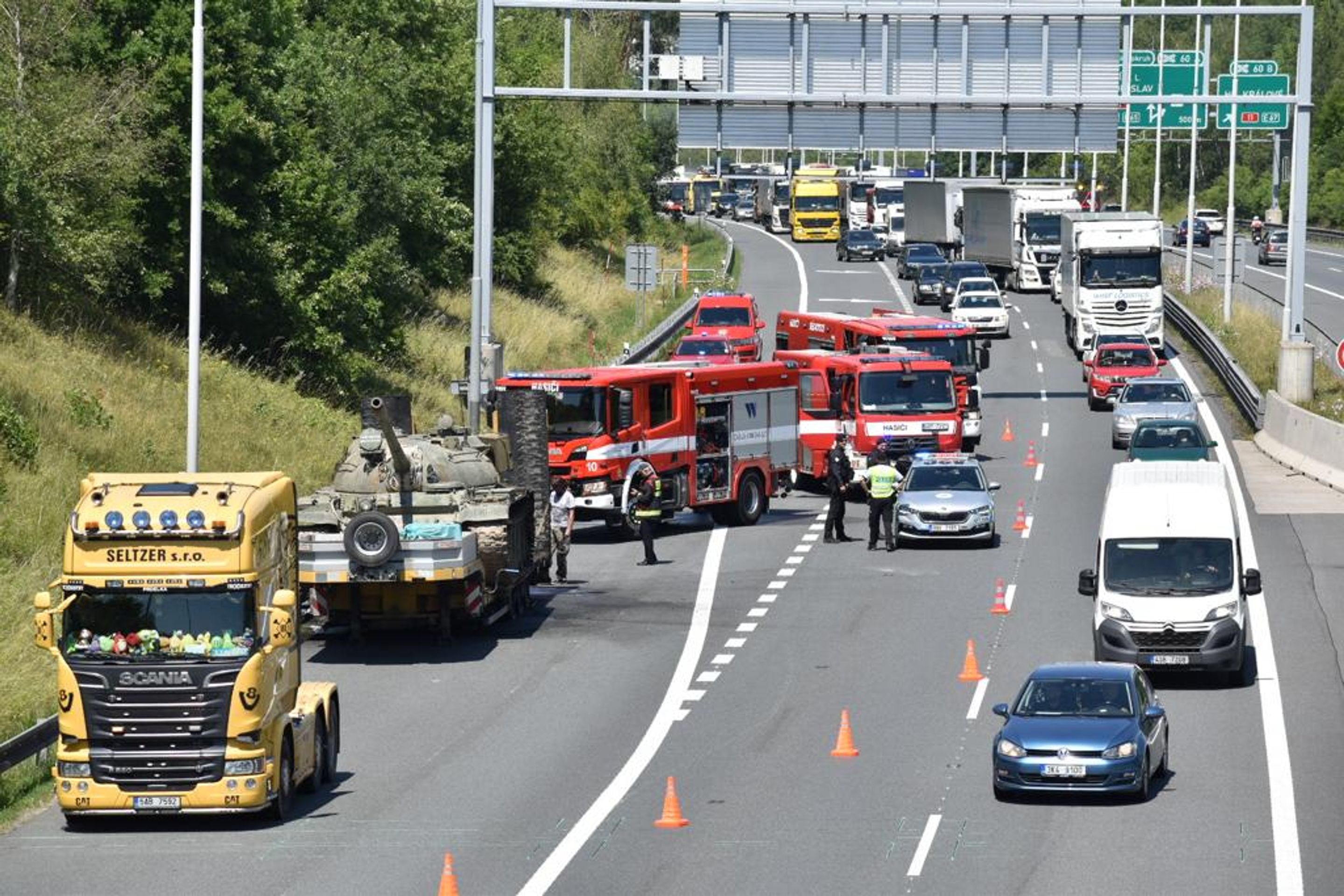 Tank na Pražském okruhu - Na Pražském okruhu hořel náklaďák (2/3)