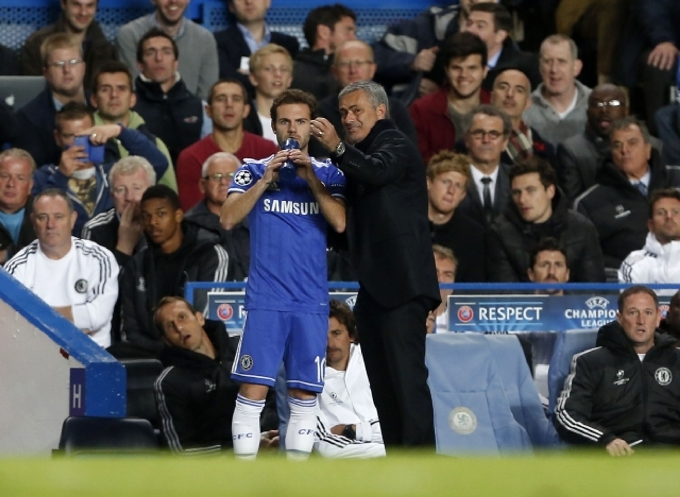 José Mourinho, Juan Mata a Oscar - 3 - GALERIE: José Mourinho, Juan Mata a Oscar (4/8)