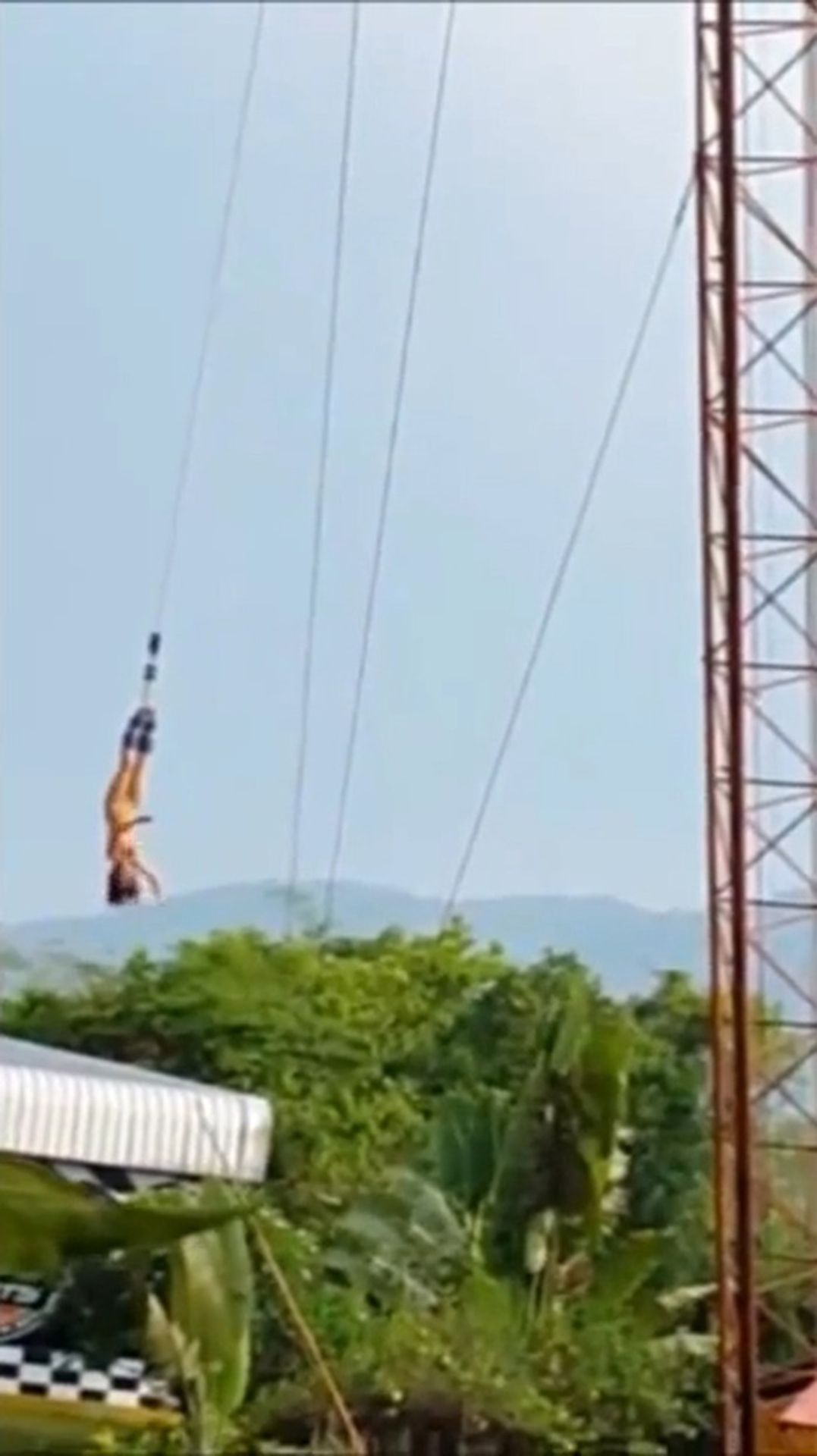Nahý bungee jumping - 5 - GALERIE: Nahý bungee jumping (5/6)