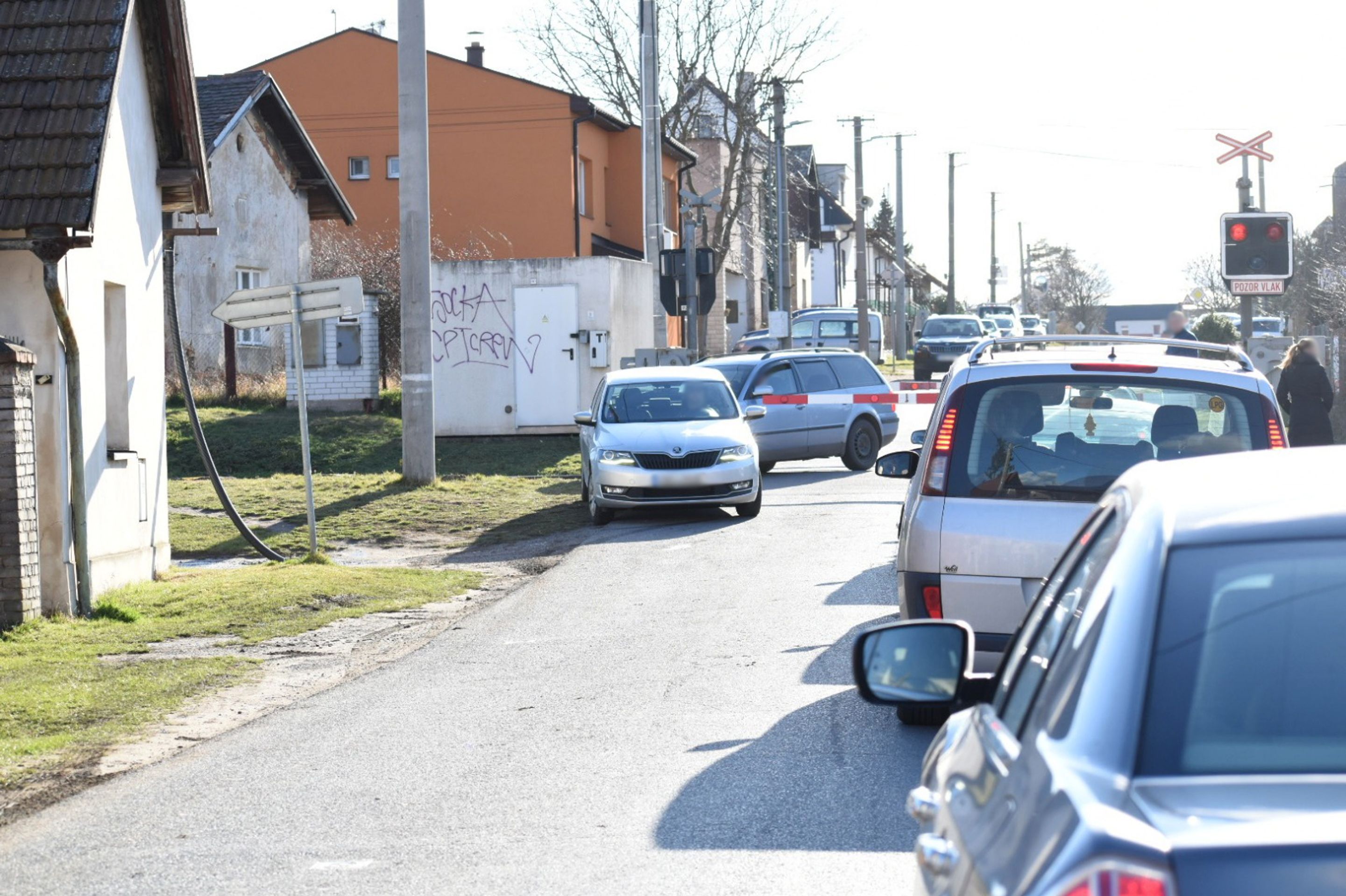 Auta projížděla přes zavřené závory - 2 - GALERIE: Auta projížděla přes zavřené závory (2/7)