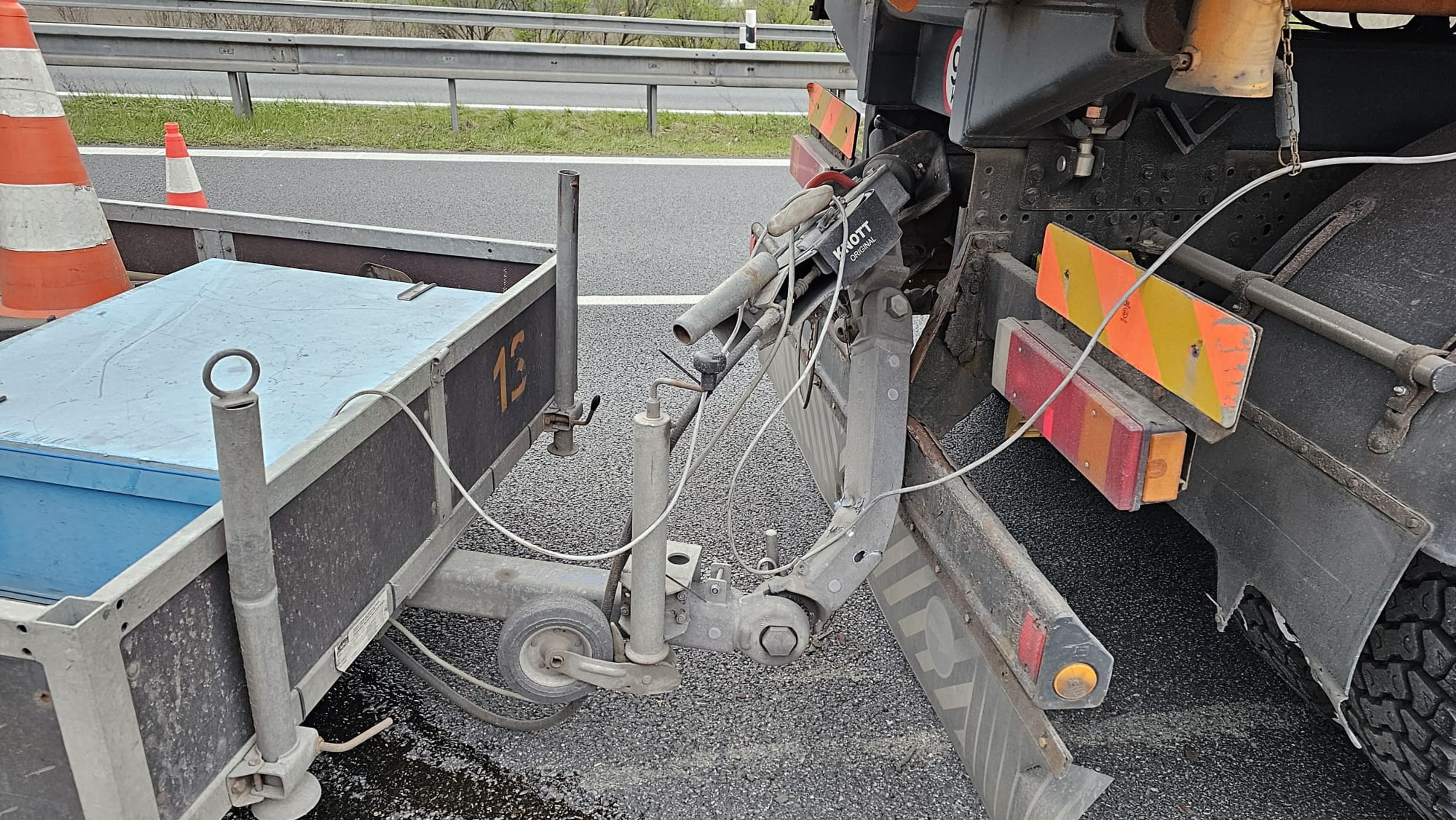 Dopravní nehoda na D1, km 369,9 směr Olomouc (4) - Dopravní nehody, které ohrozily životy pracovníků (11/12)
