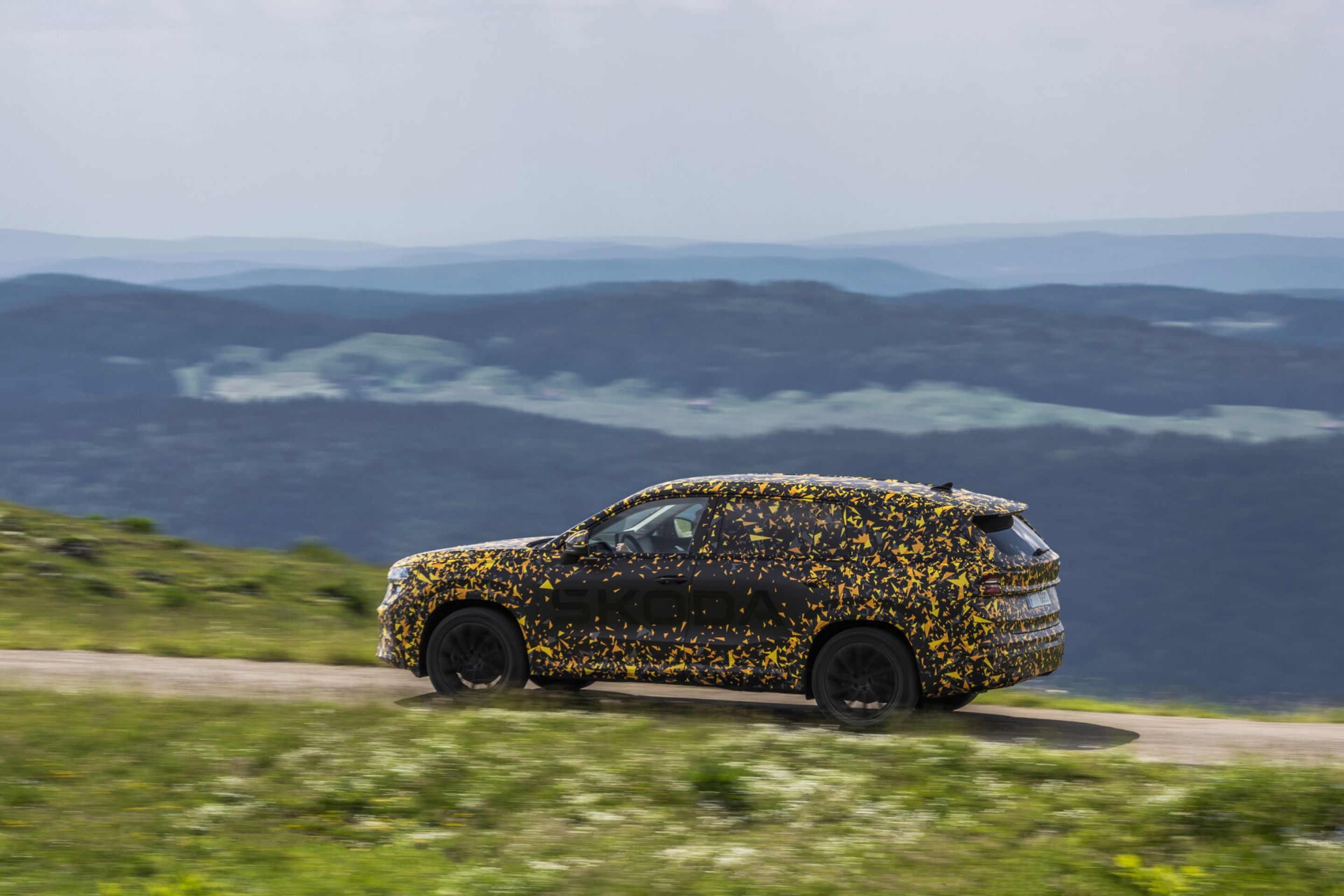 Druhá generace Škody Kodiaq pod maskováním - Druhá generace Škody Kodiaq na skicách a pod maskováním (13/17)