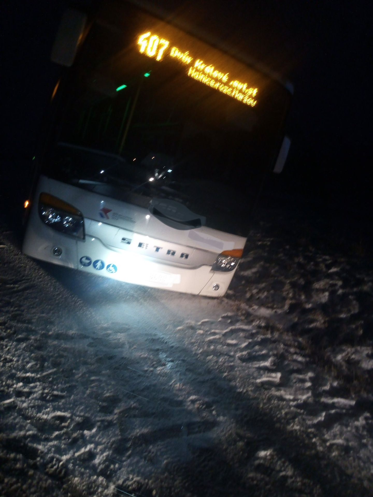Nehoda autobusu na Trutnovsku - Počasí komplikuje dopravu (6/12)