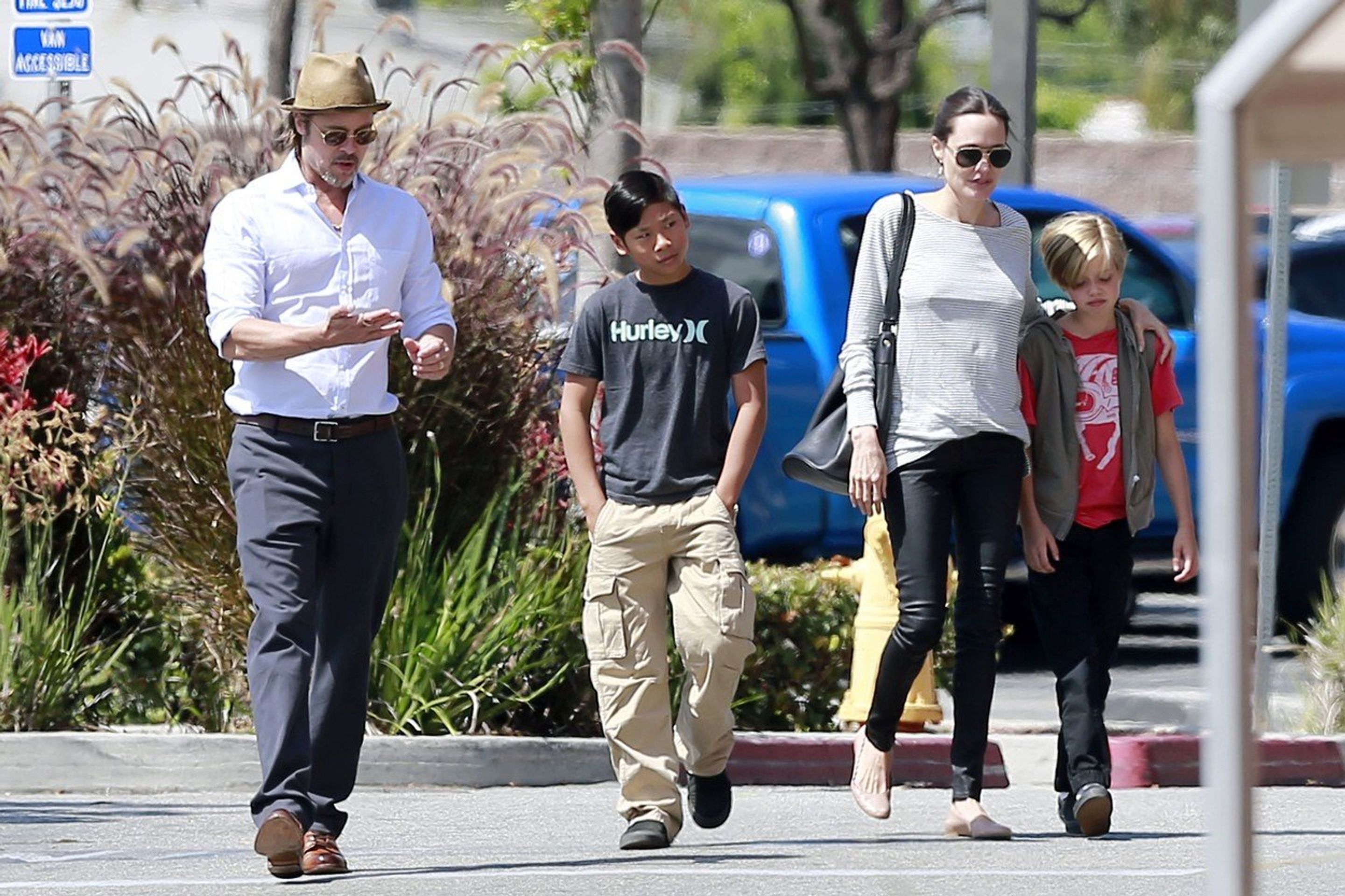Brad Pitt a Angelina Jilie s dětmi v roce 2015 - GALERIE: Brad Pitt a Angelina Jolie (4/12)