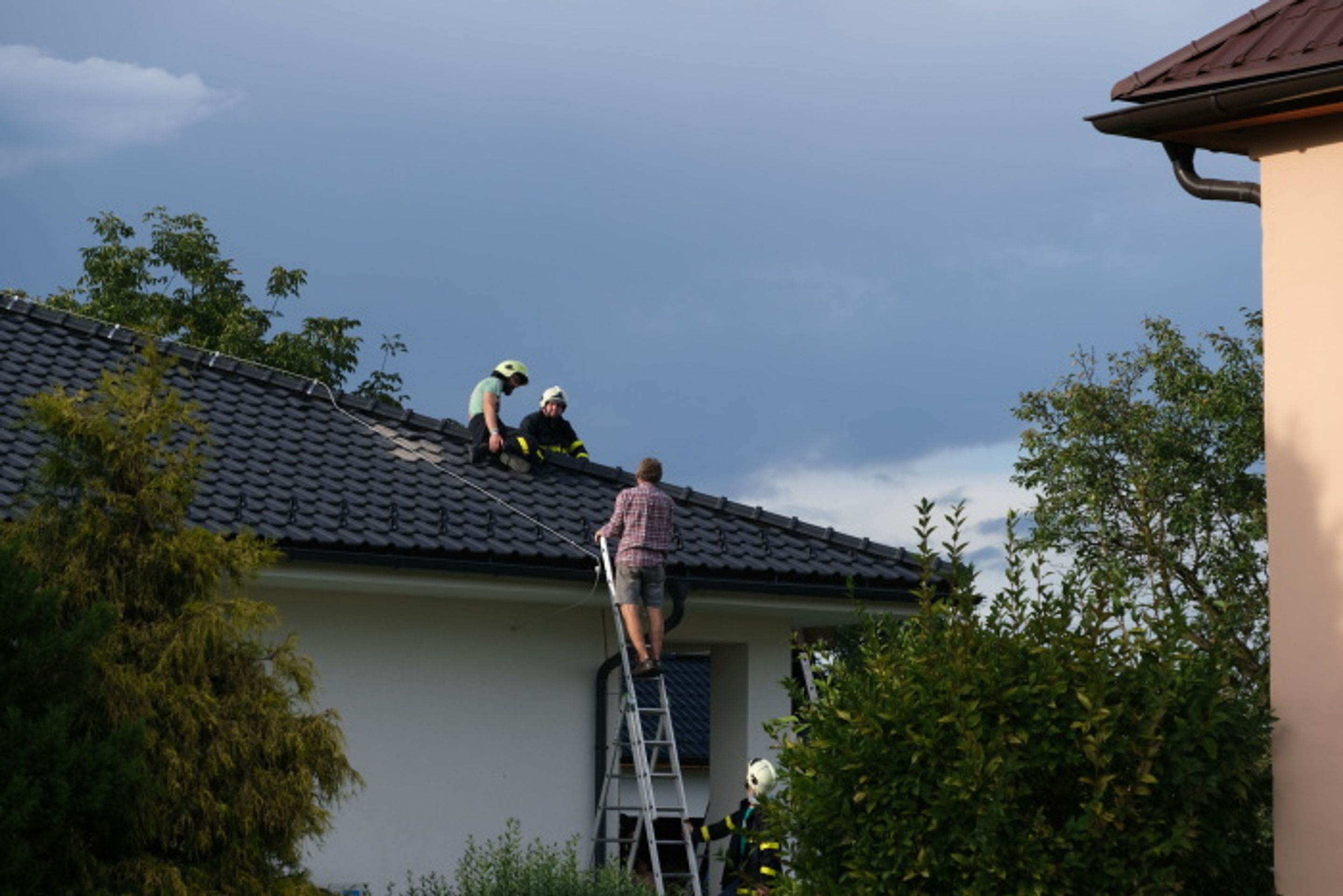 Novojičínskem se přehnala větrná smršť. Ničila střechy, lámala stromy - Novojičínskem se přehnala větrná smršť. Ničila střechy, lámala stromy (4/9)