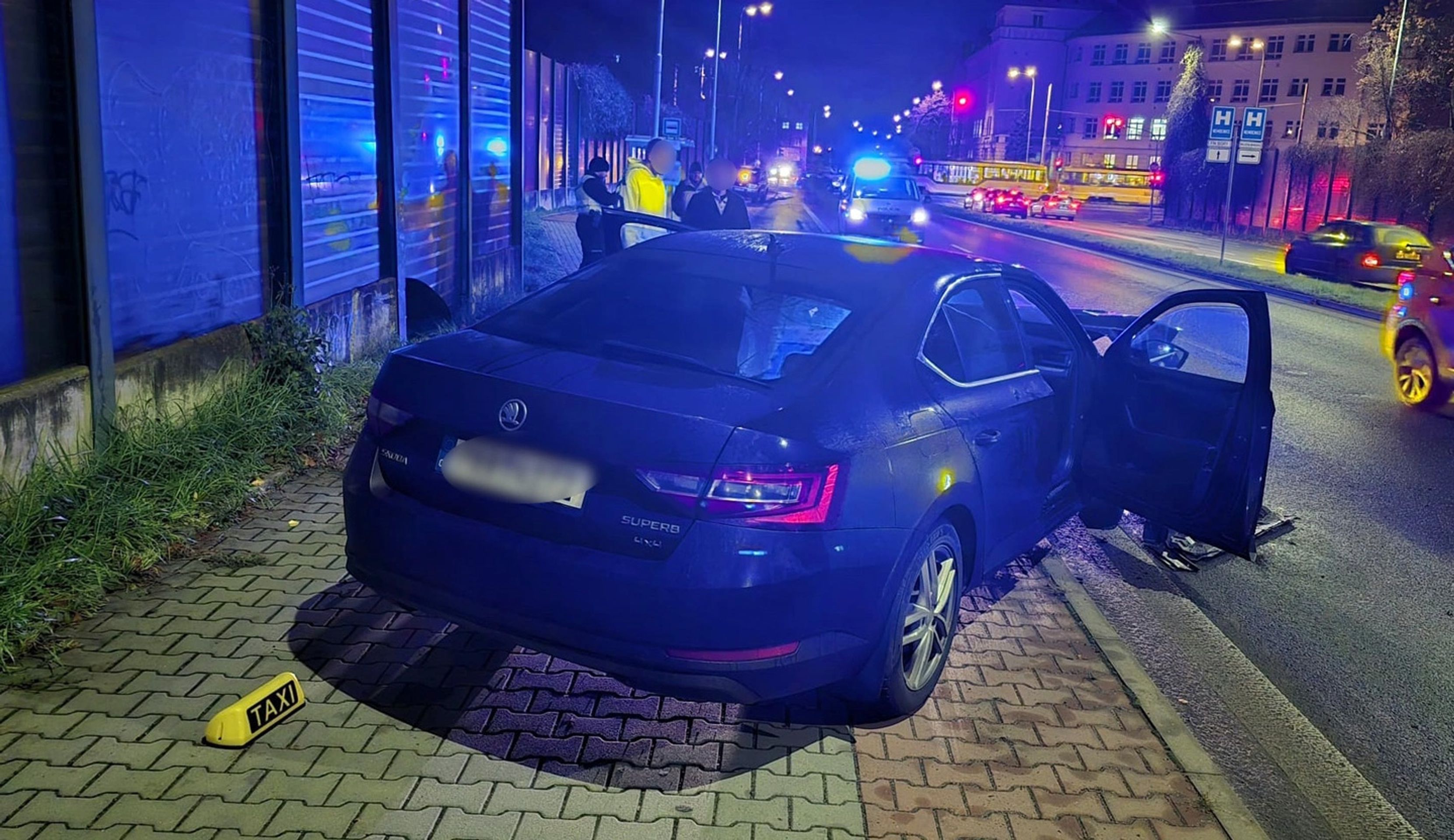 Těžce opilý taxikář naboural do protihlukové bariéry (4) - Pondělní výjezdy kvůli alkoholu (6/8)
