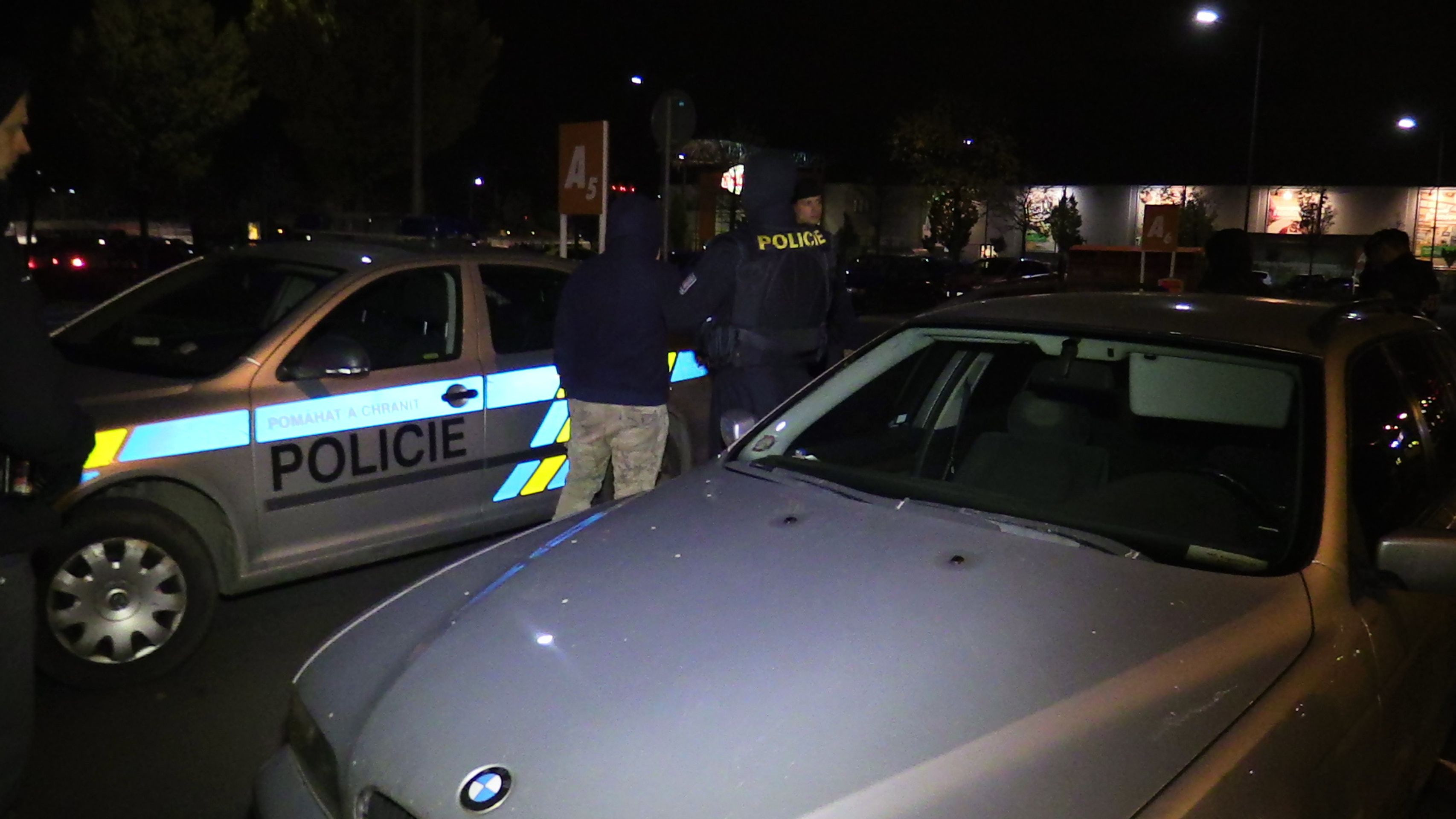 Na nepovolený sraz „tuningářů“ v Praze si došlápla policie - 12 - GALERIE: Na nepovolený sraz „tuningářů“ v Praze si došlápla policie (4/15)